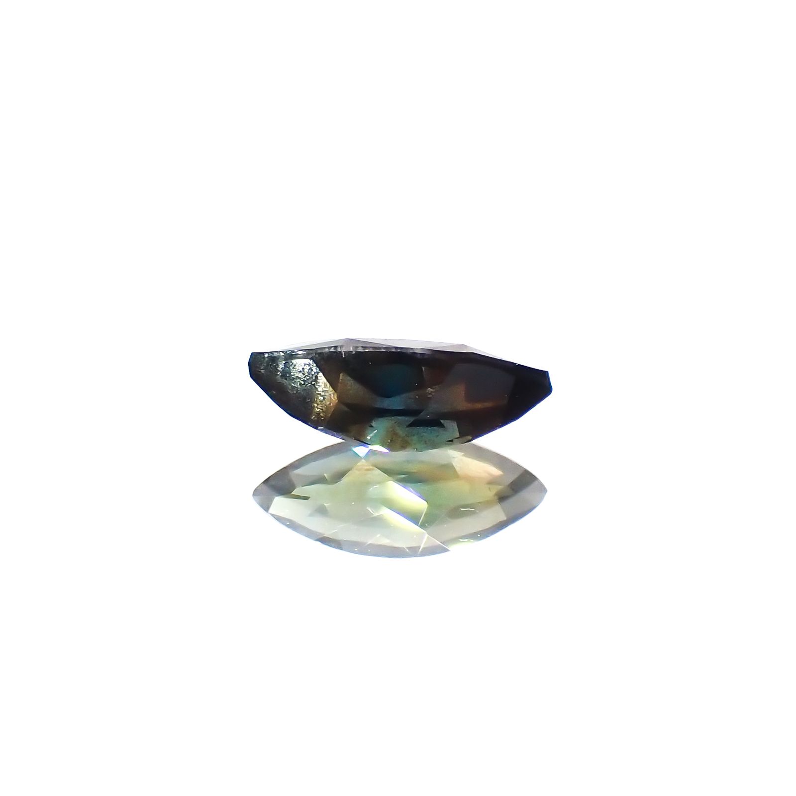 ゴールドシーンサファイア 非加熱(宝石名シーン・サファイア)ケニア産 0.67ct 識別済[231023909]8.2x3.4mm前後
