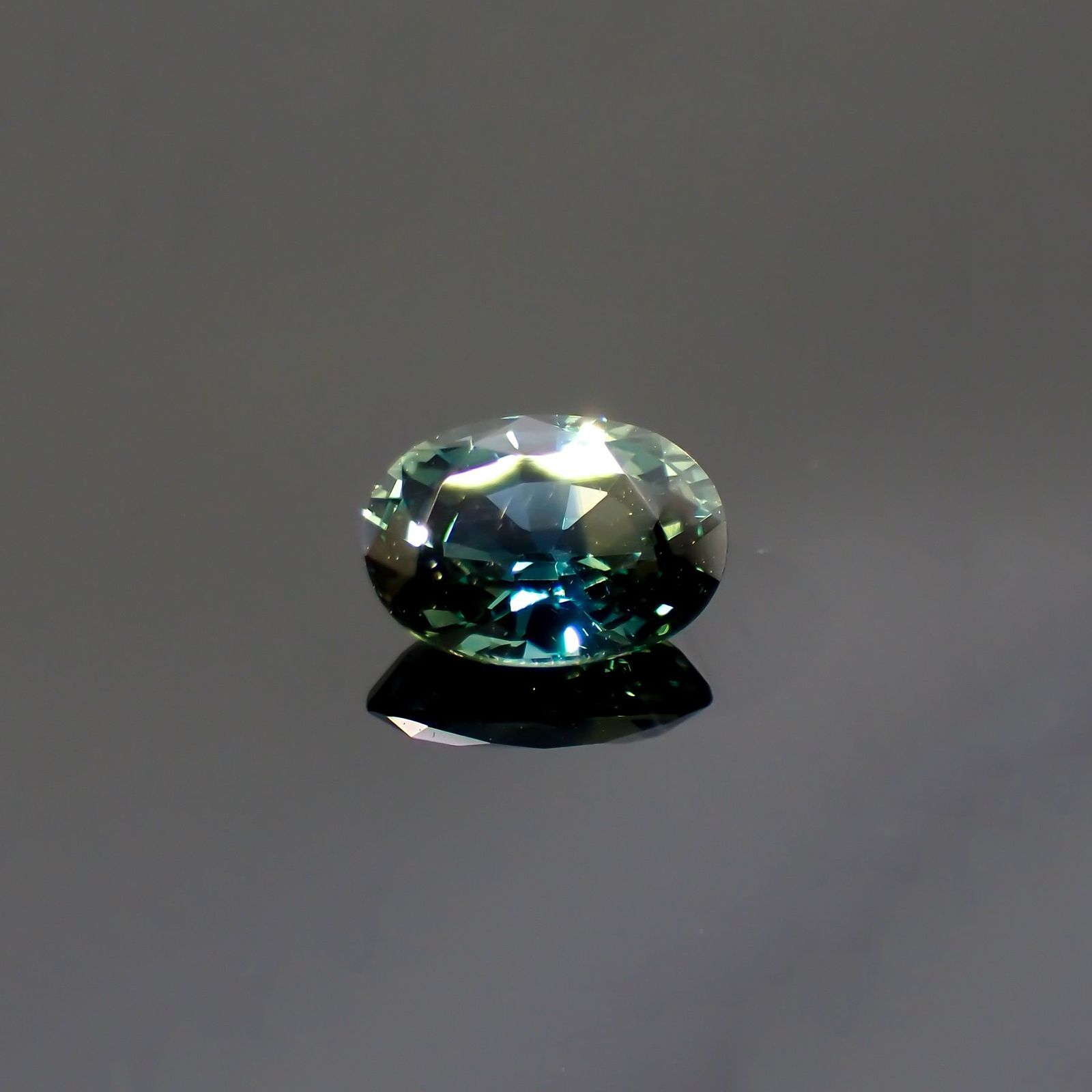 バイカラーサファイア(宝石名バイカラー・サファイア)マダガスカル/オーストラリア産 識別済 1.00ct / 6.9x4.9mm前後 [220114083]
