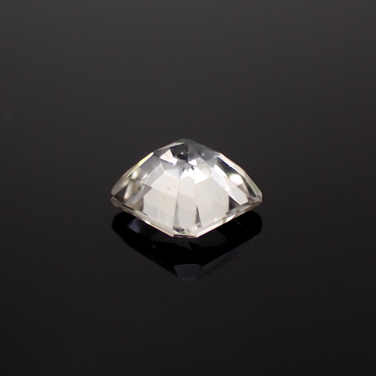 フェナカイト(宝石名フェナカイト)ブラジル産 1.062ct ソ付(彩珠)[221018577]6.1x5.9mm前後