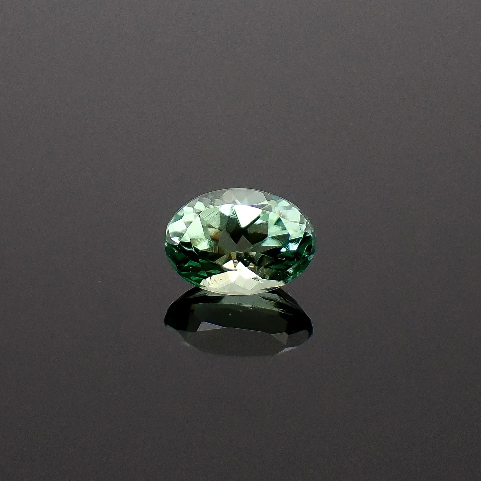 グリーンゾイサイト(宝石名グリーン・ゾイサイト)タンザニア産 識別済 0.17ct / 3.9x2.8mm前後 [260932854]