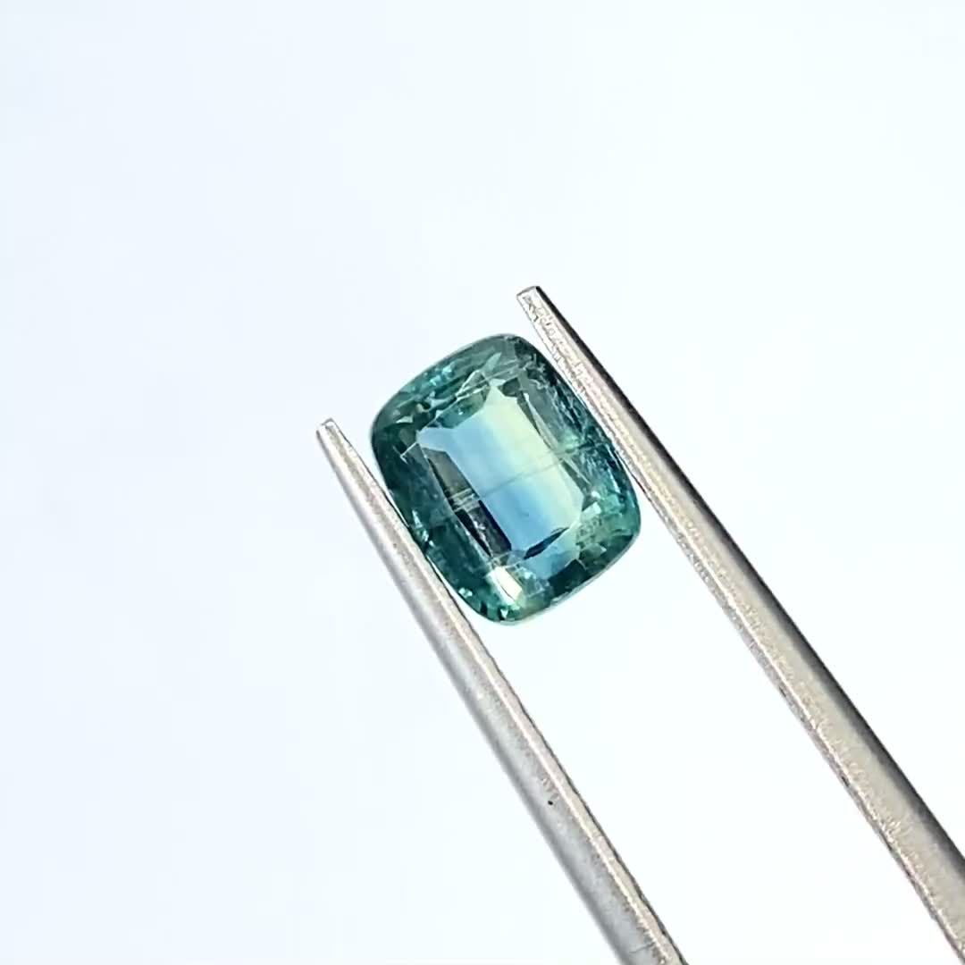 藍色の結晶カイヤナイト | 特徴や魅力、鉱物原石の組成についても