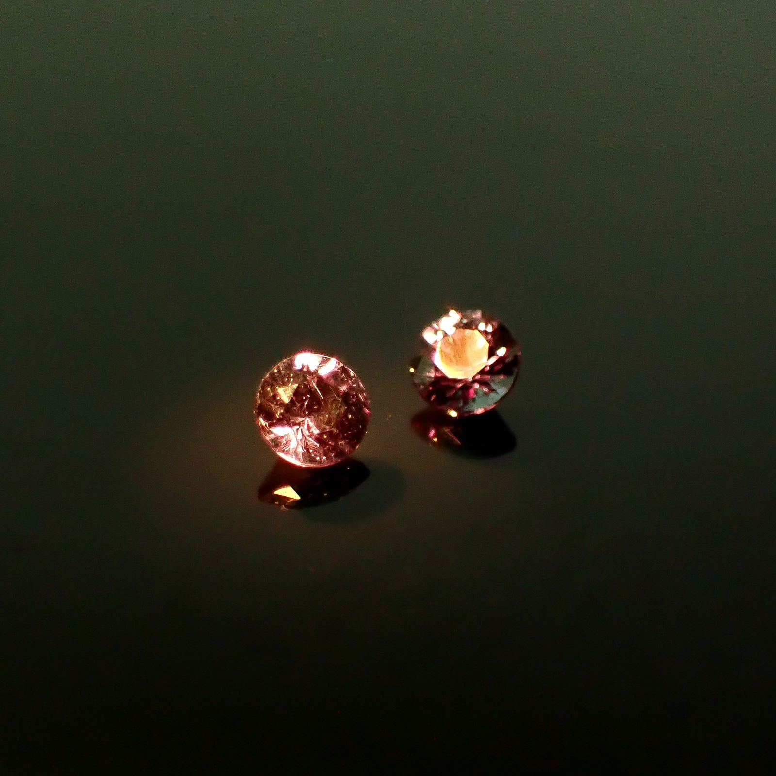 ◇ペアセット◇ベキリーブルーガーネット（カラーチェンジガーネット アレキタイプ） マダガスカル・ベキリー産 0.14ct / 2.4x2.4mm前後 [251231549]