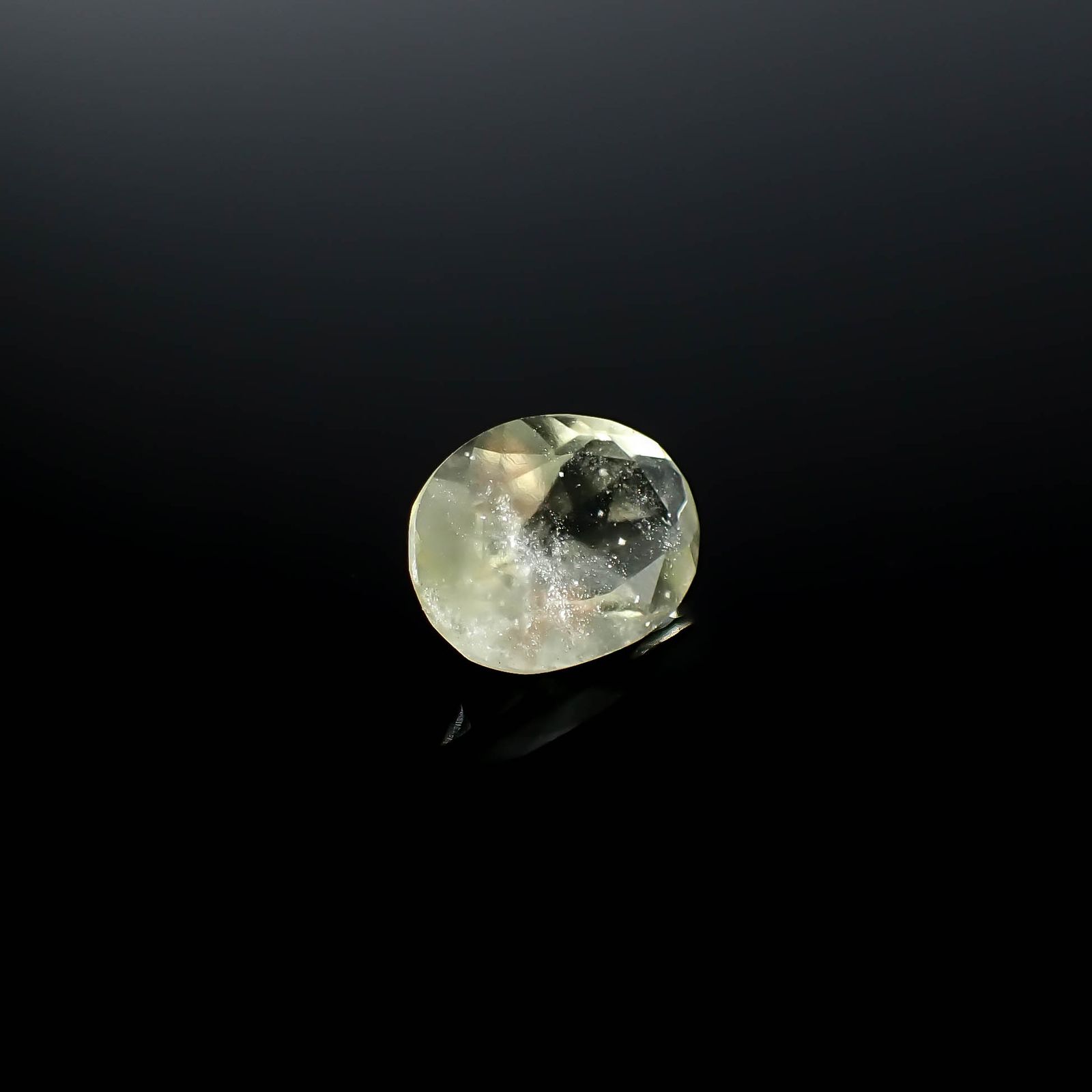 リビアングラス 発見地：エジプト・リビア砂漠産 2.84ct / 12x8.9mm前後 [251131303]