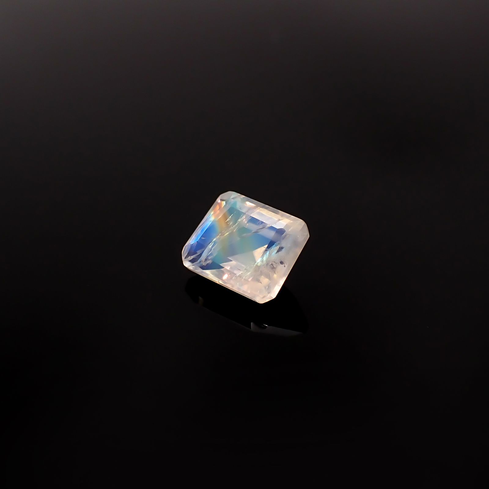 レインボームーンストーン インド・ビハール産 2.78ct / 9.5x7.6mm前後 [260431970]