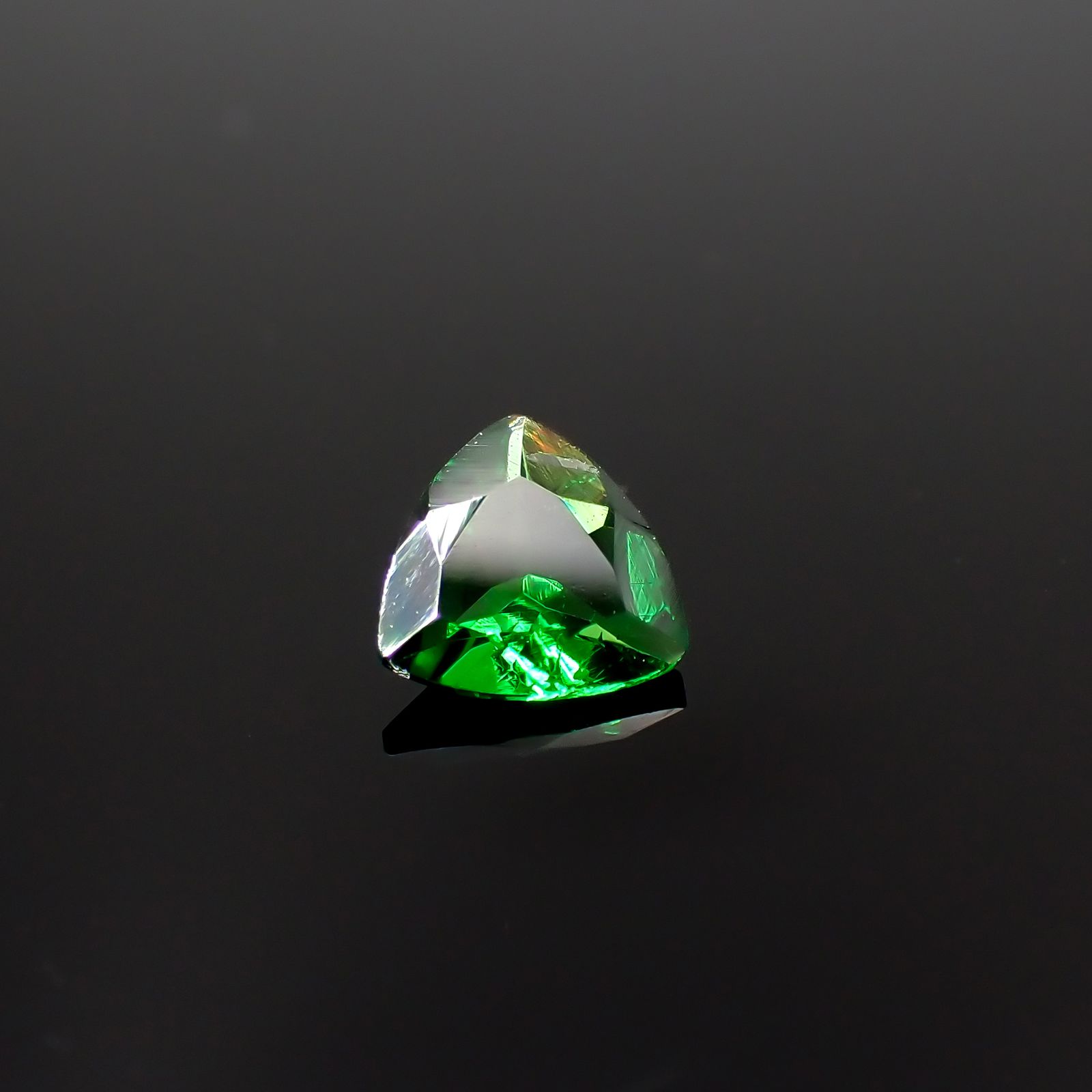 ツァボライト(宝石名ガーネット)タンザニア産 0.29ct 識別済[231224567]4.5x4.6mm前後
