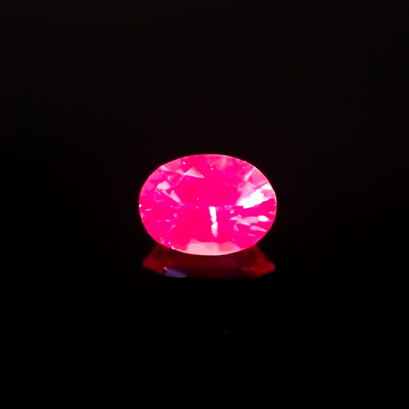 ネオンピンクサファイア スリランカ産 0.17ct[230421528]3.8x2.7mm前後
