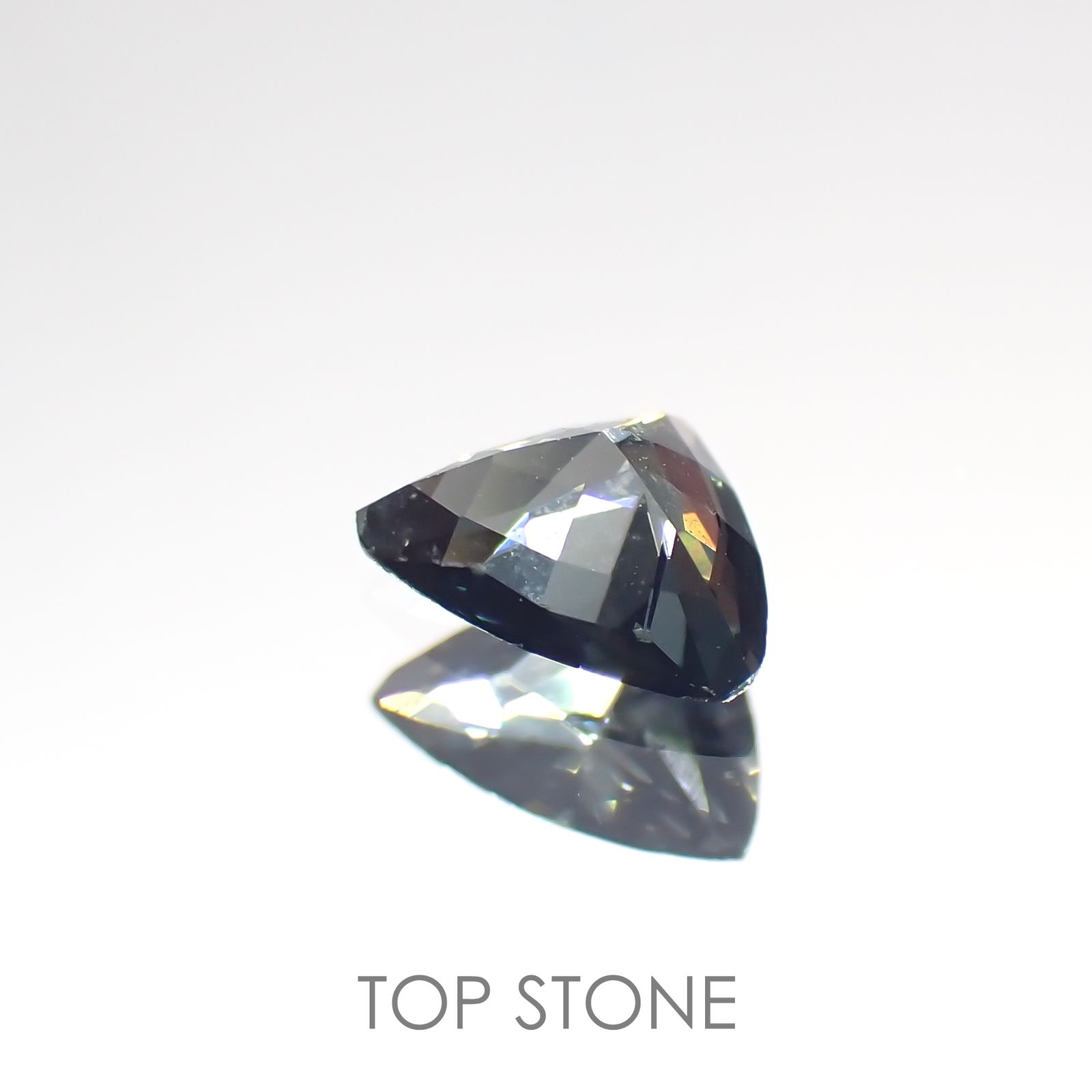 サファリン(宝石名サフィリン) スリランカ産 0.241ct ソ付(彩珠)[21019624]4.1×5.1mm前後