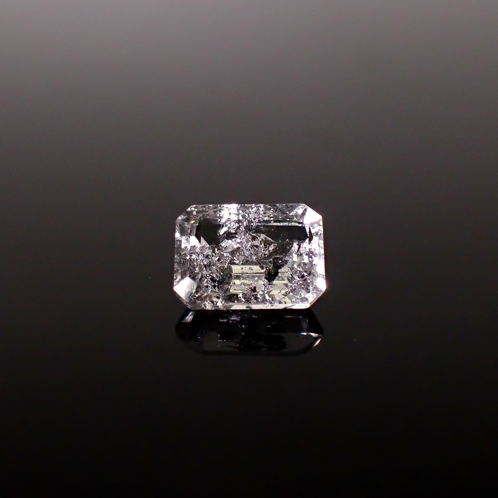 グラファイトインクォーツ ブラジル産 2.52ct / 9.6x7mm前後 [260331936]