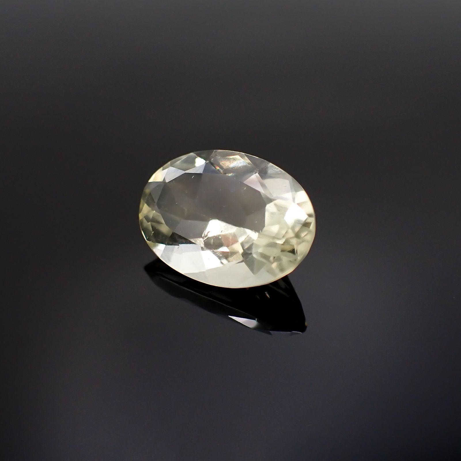 リビアングラス(宝石名インパクトガラス(衝撃溶融ガラス))発見地：エジプト・リビア砂漠 4.01ct 識別済[211213801]14.1x10mm前後