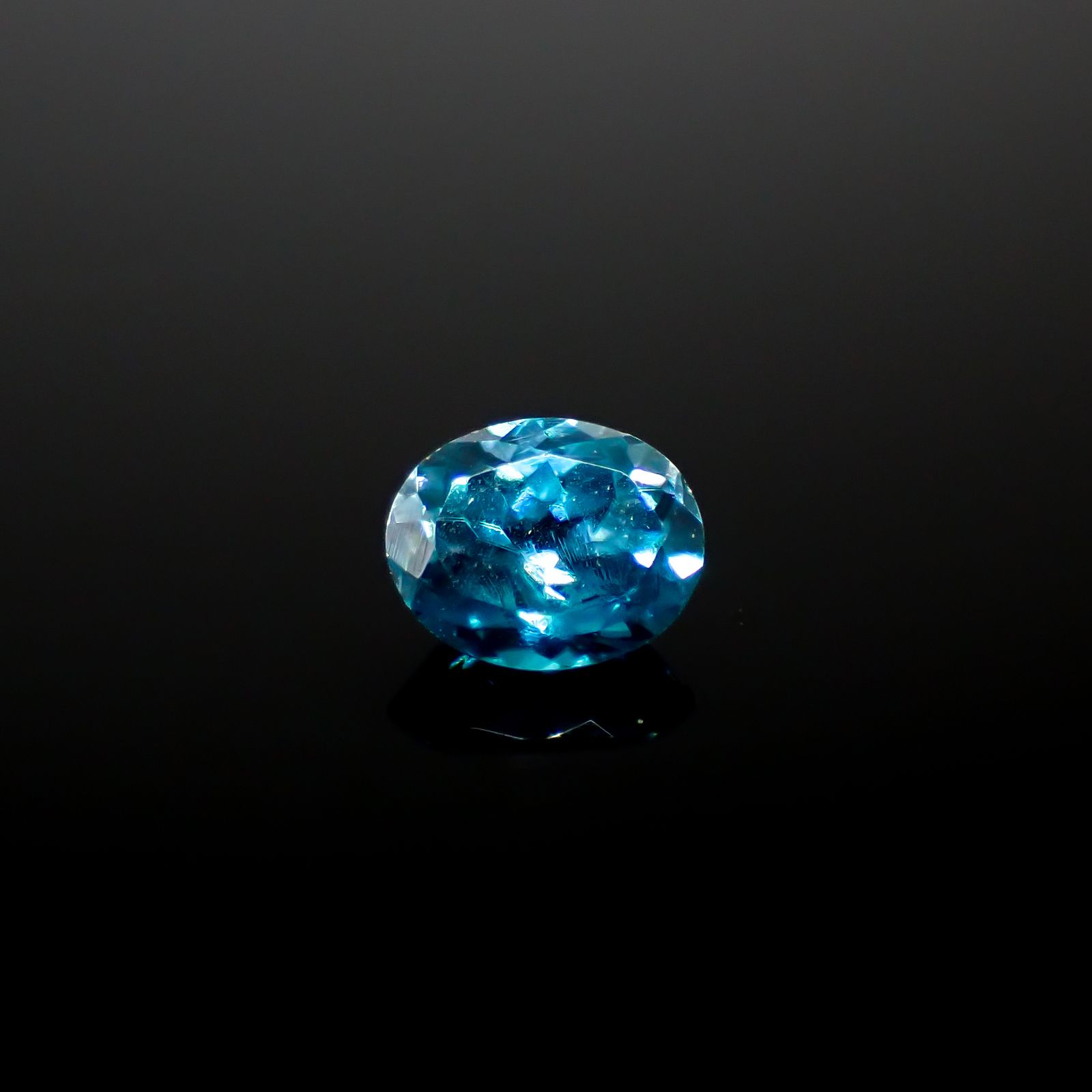 ブルージルコン カンボジア産 0.56ct[240728510]5.1x4.1mm前後