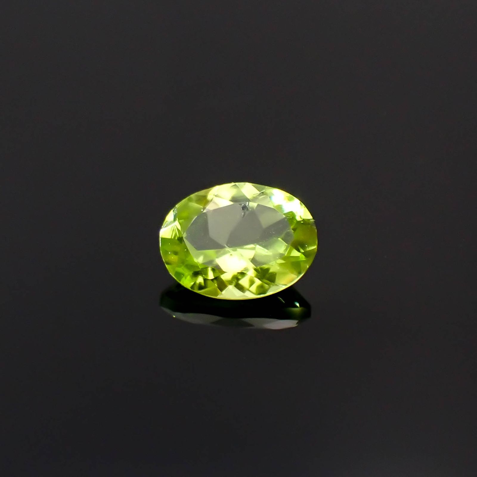 ブラックリリーパッドペリドット アメリカ・アリゾナ州産 1.34ct[240627938]8.1x6.2mm前後