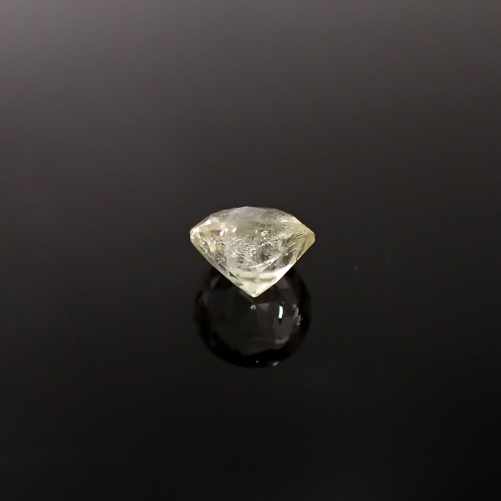 ブラジリアナイト(宝石名ブラジリアナイト)ブラジル産 識別済 0.70ct / 5.5x5.4mm前後 [260131493]