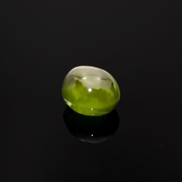 スターペリドット(宝石名スター・ペリドット)ミャンマー産 4.153ct ソ付(彩珠)[221119065]9.1x7.7mm前後