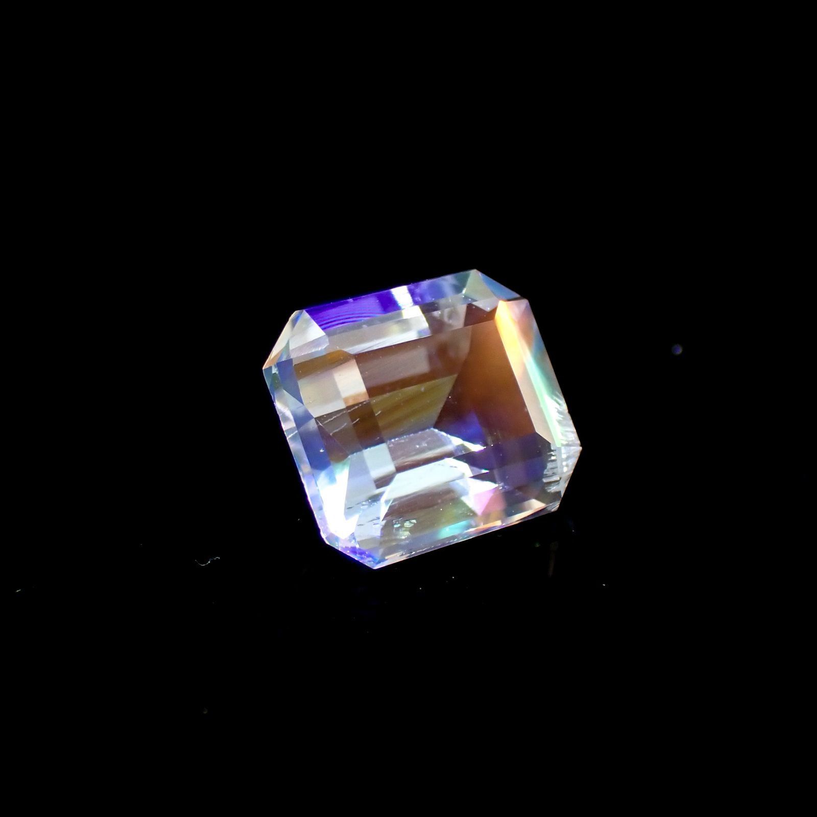 レインボームーンストーン(宝石名ラブラドライト) マダガスカル産 ソ付(彩珠) 1.209ct / 6.9x6.2mm前後 [251210401]