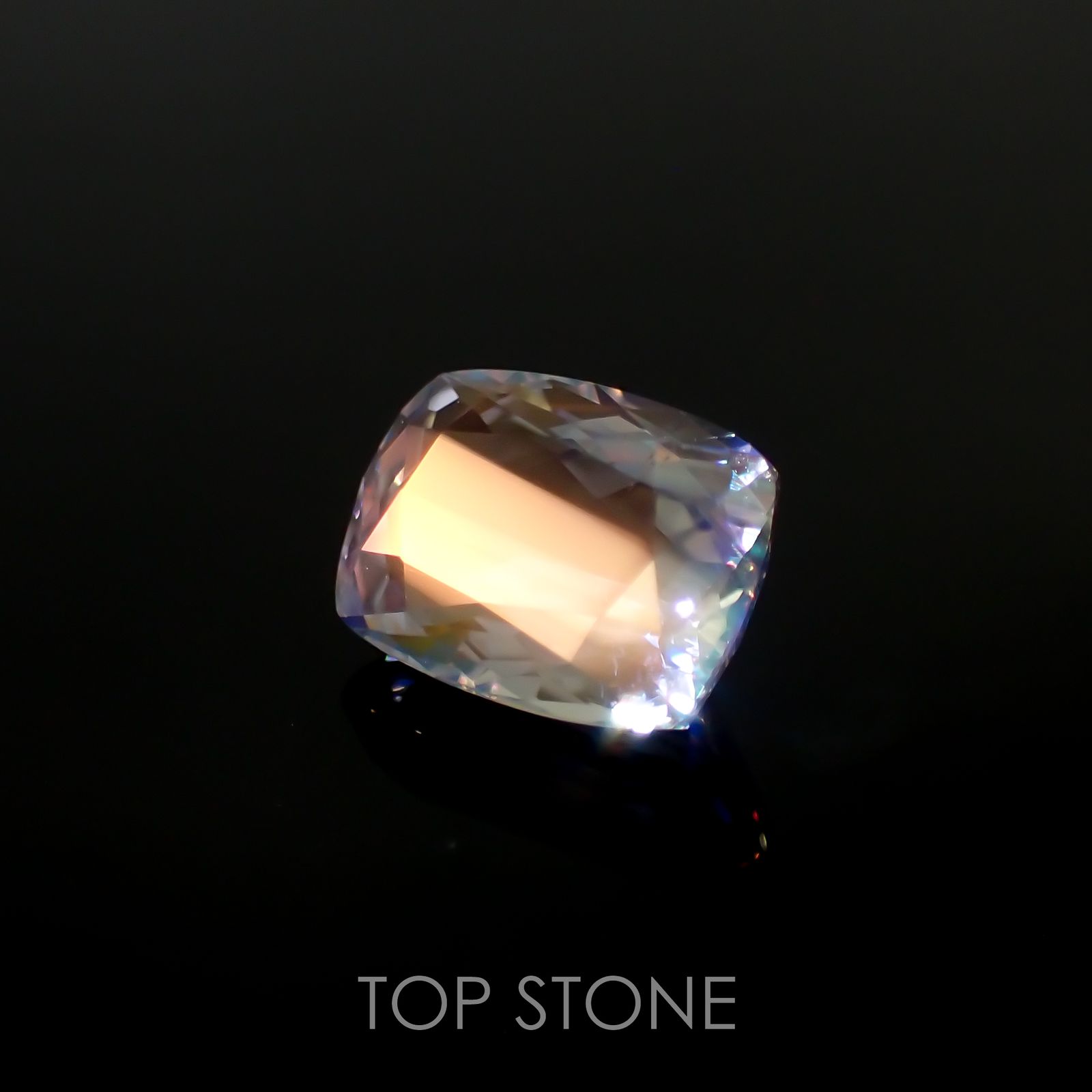 レインボームーンストーン(宝石名ラブラドライト) マダガスカル産 1.598ct ソ付(彩珠)[210711771]8.4×6.3mm前後