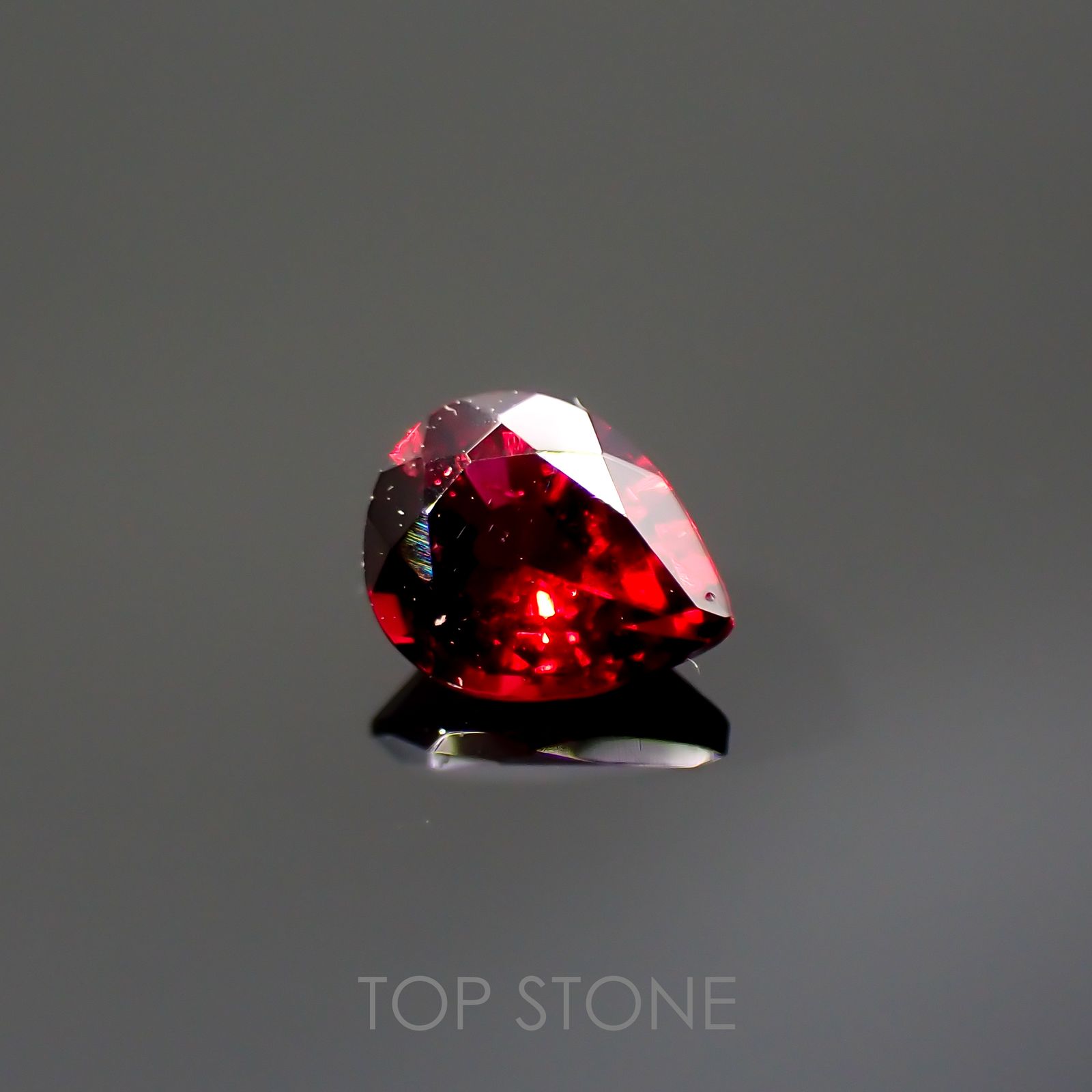 レッドスピネル(宝石名レッド・スピネル)タンザニア産 0.33ct 識別済[220114318]4.8x3.9mm前後