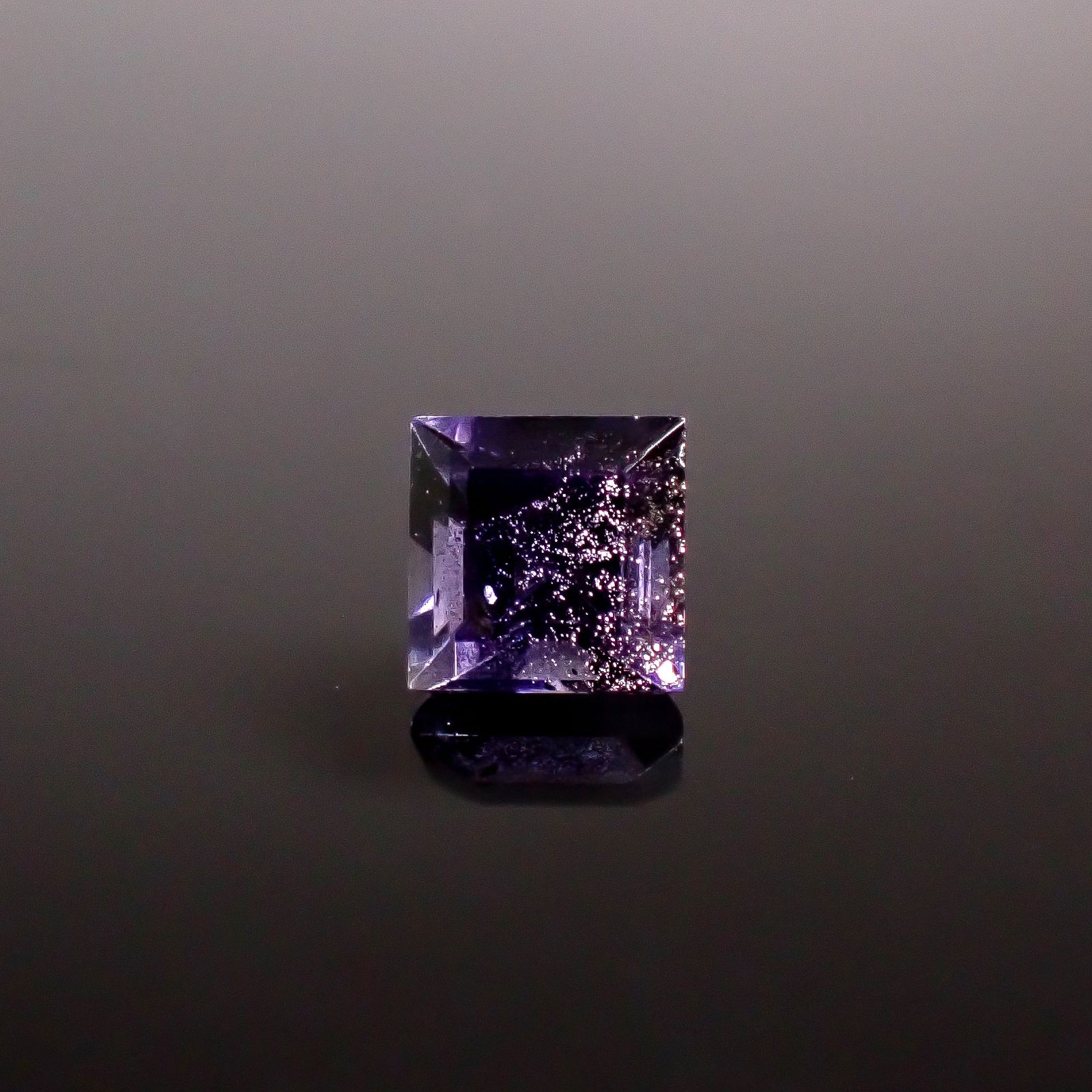 アイオライトサンストーン インド/ブラジル産 1.10ct / 6x6mm前後 [260231669]