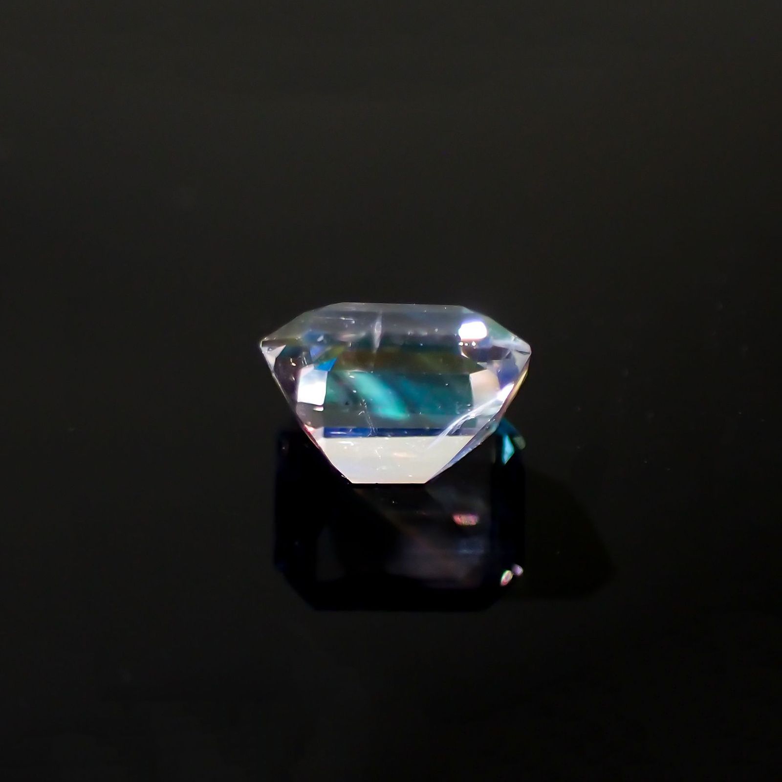 レインボームーンストーン(宝石名ラブラドライト)マダガスカル産 識別済 0.68ct / 5.6x5mm前後 [251213738]