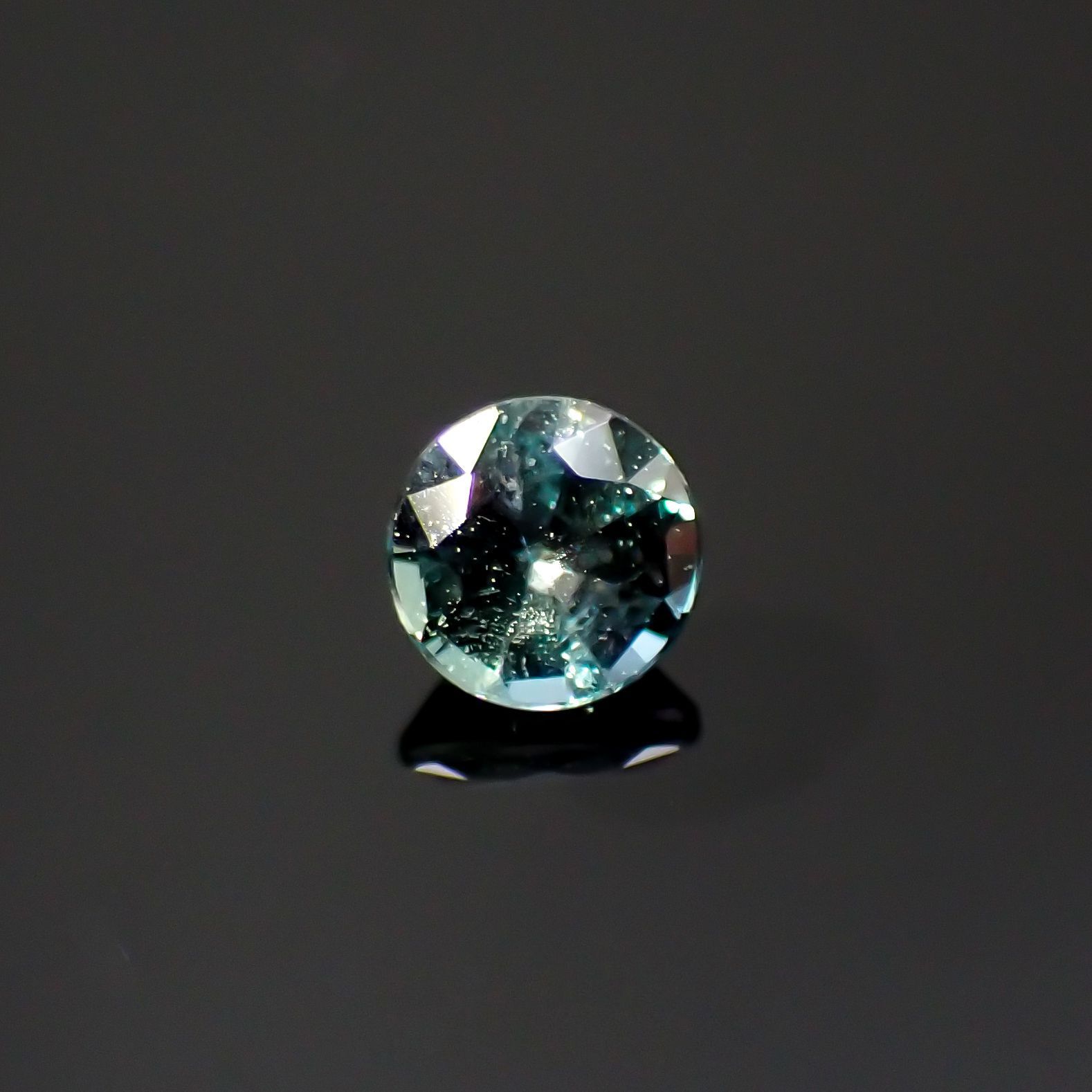 アレキサンドライト(宝石名アレキサンドライト)ブラジル産/EmeraldMains社製 0.110ct ソ付(彩珠)[220516021]2.8x2.8mm前後