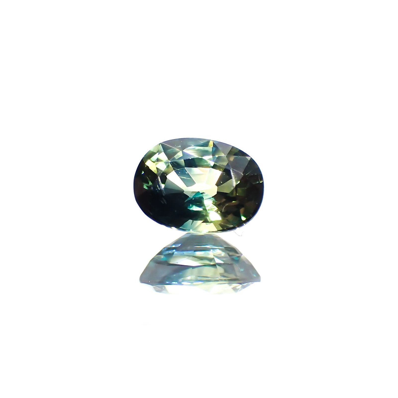 バイカラーサファイア(宝石名バイカラー・サファイア)マダガスカル/オーストラリア産 識別済 0.64ct / 5.6x4.2mm前後 [220114082]