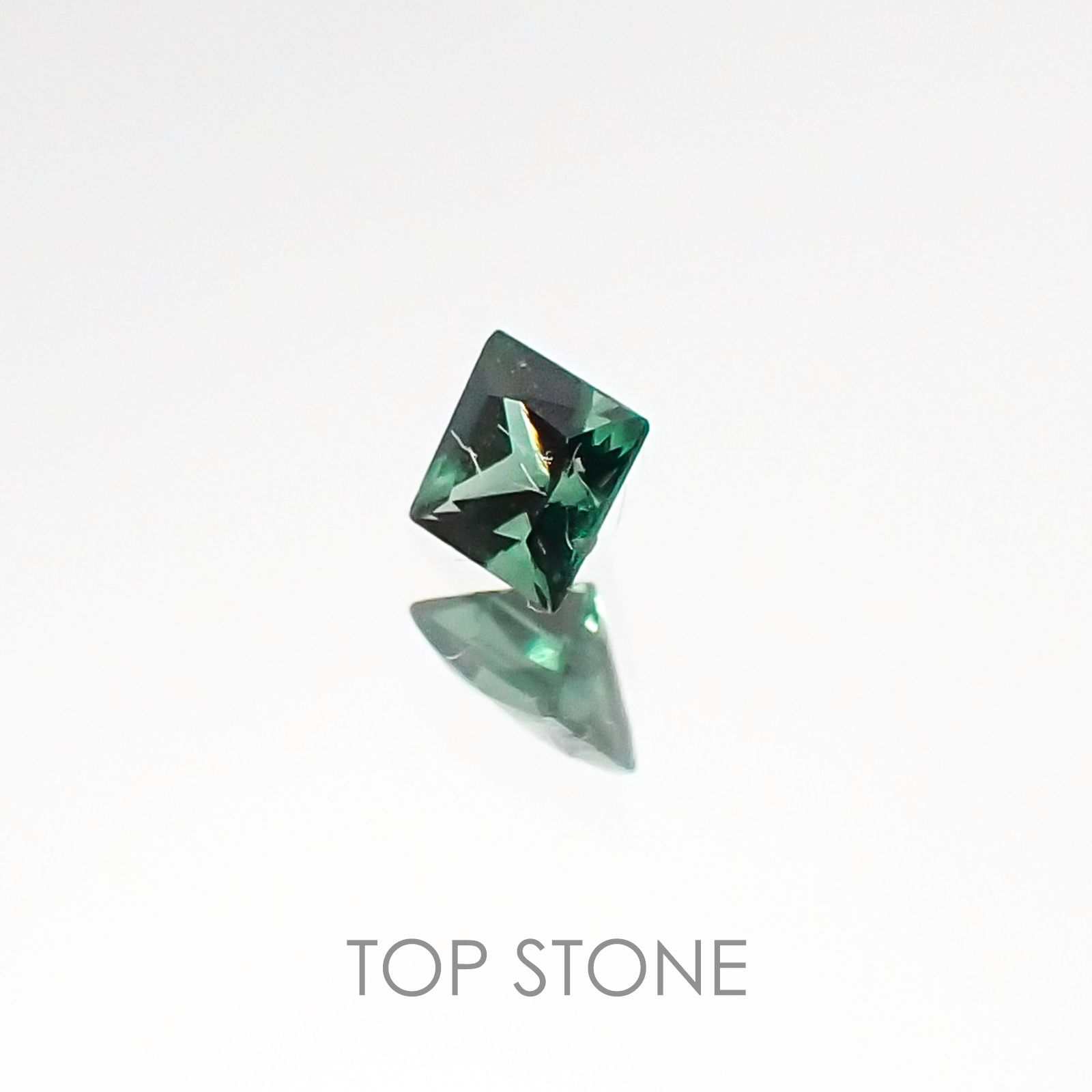 ◇プリンセスカット◇カラーチェンジガーネット(アレキタイプ) マダガスカル・ベキリー産 ルース 0.064ct[20106612]2.2×2.2mm前後