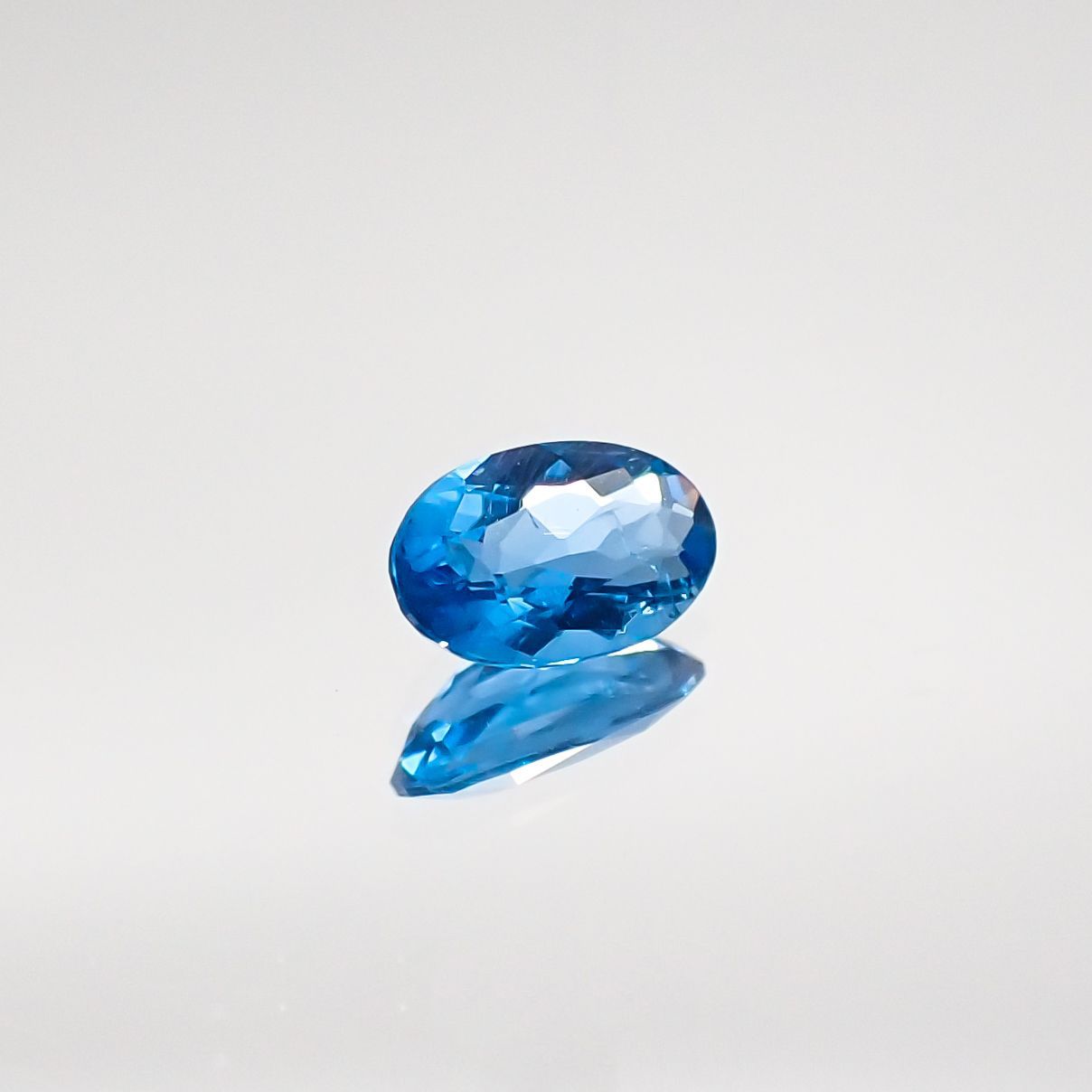 アウイナイト フルオレッセンス(宝石名アウイナイト) ドイツ産 0.163ct ソ付(日独)[210711624]5×3mm前後