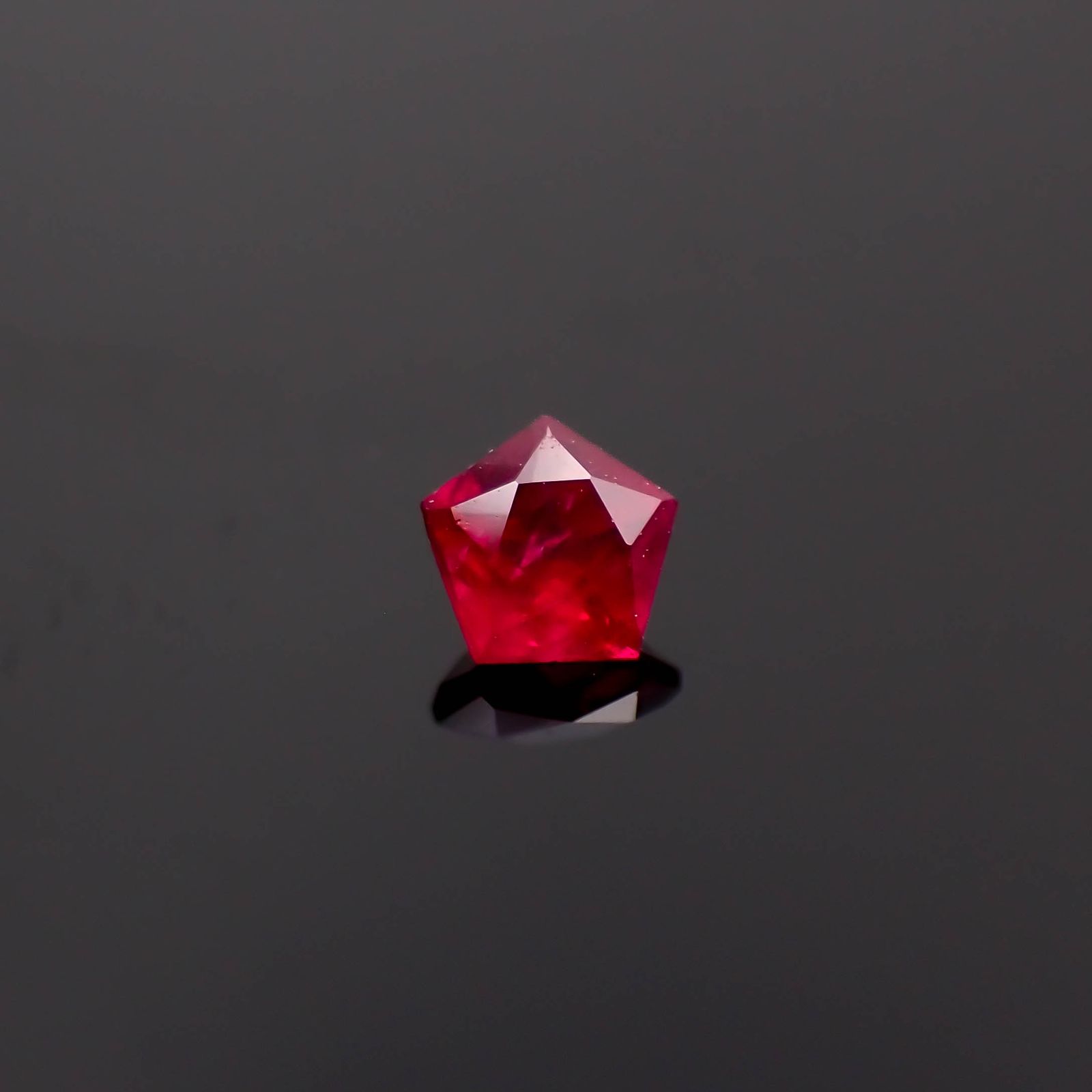 ◇ペンタゴンカット◇ルビー(宝石名ルビー)モザンビーク/ミャンマー産 0.12ct 識別済[231225038]3x3.1mm前後