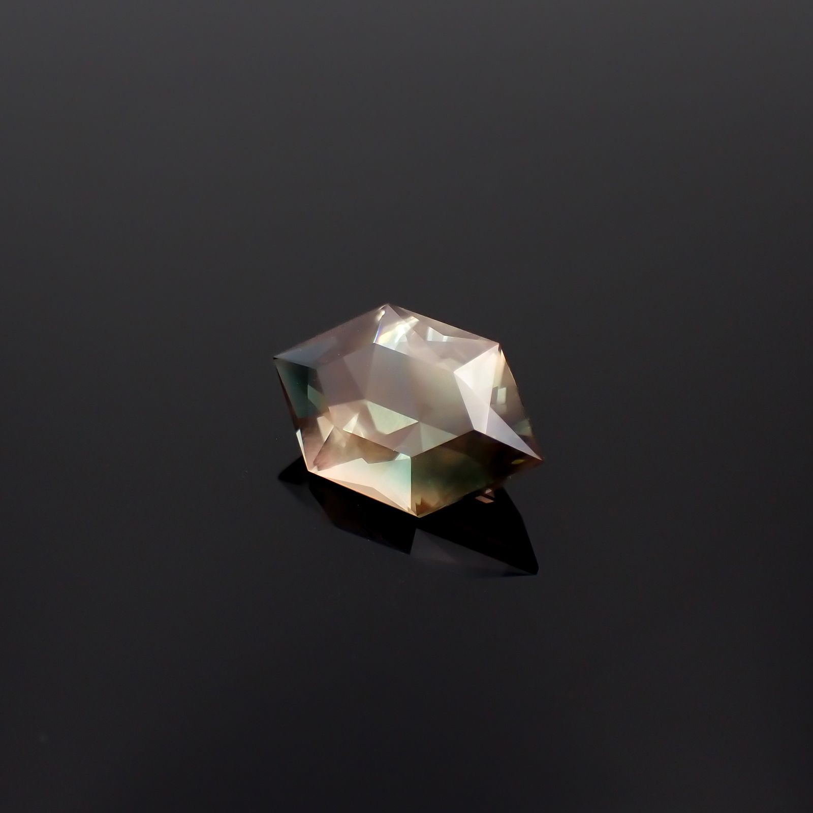 ◇カスタムヘキサゴンカット◇バイカラーオレゴンサンストーン アメリカ・オレゴン州産 4.59ct[231224664]15.7x9.2mm前後