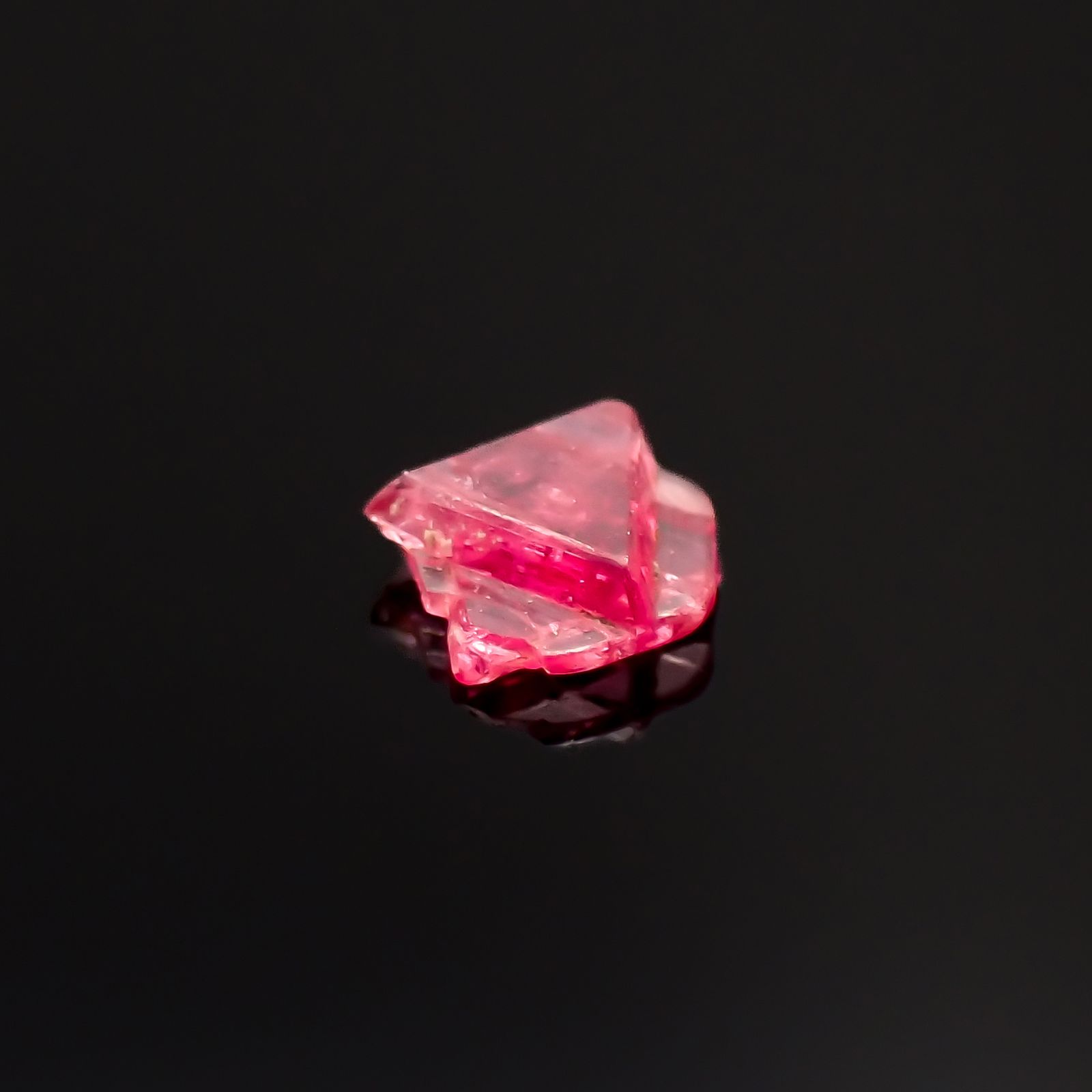 ツインクリスタルスピネル(スピネル式双晶）原石 ビルマ産 0.075ct[231124055]3x3mm前後