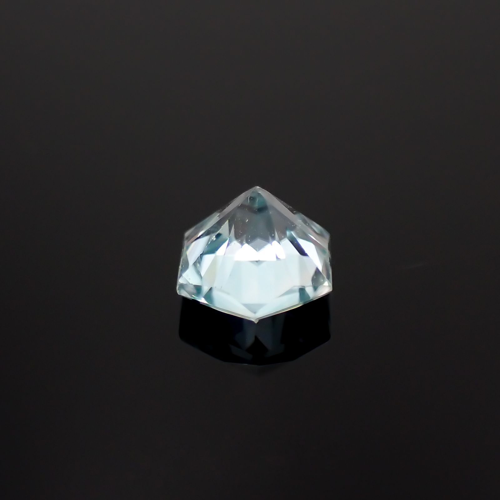 ◇ヘキサゴンカット◇アイスブルージルコン(宝石名ジルコン)カンボジア産 0.85ct 識別済[230320855]4.8x4.7mm前後