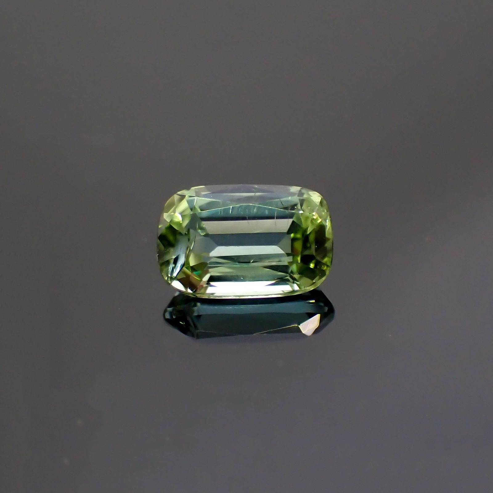 ミントトルマリン(宝石名グリーン・トルマリン) アフガニスタン産 識別済 0.67ct / 6.6x4.3mm前後 [260313621]