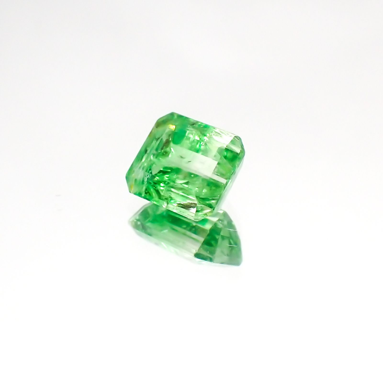 バイカラーツァボライト(宝石名グリーン グロッシュラー・ガーネット)タンザニア産 1.04ct 識別済[231124263]6x5mm前後