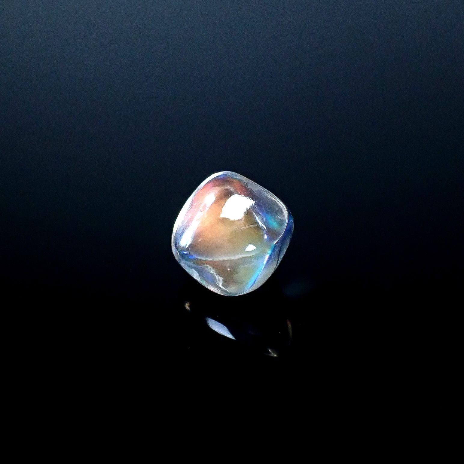 ◇バフトップカット◇レインボームーンストーン(宝石名ラブラドライト)マダガスカル産 ソ付(彩珠) 1.220ct / 6.1x5.8mm前後 [250931032]