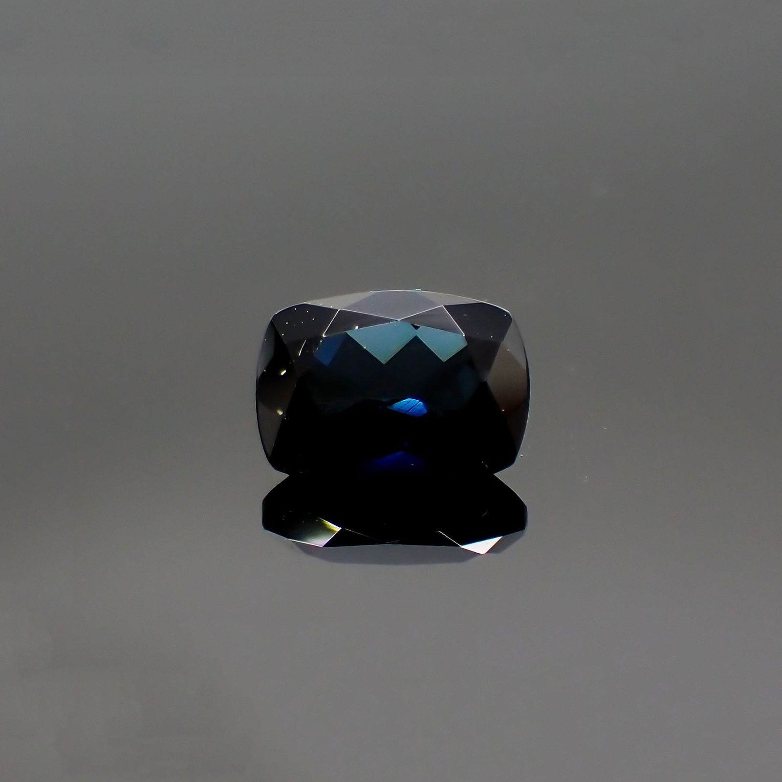 インディゴライト(宝石名ブルー・トルマリン/別名インディゴライト) ブラジル産 ソ付(彩珠) 0.993ct / 7.2x5.2mm前後 [21019460]