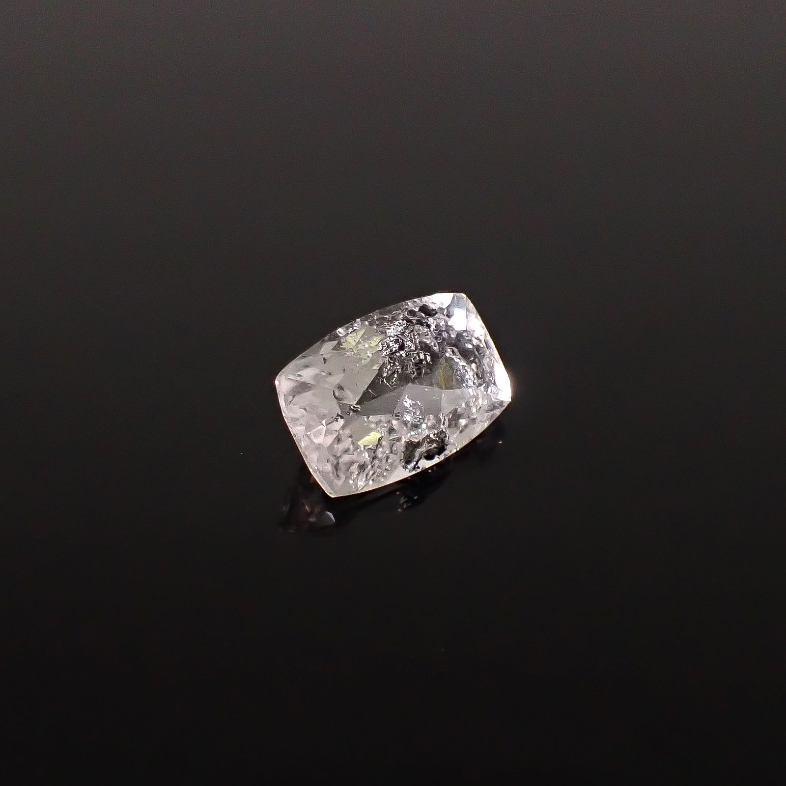 グラファイトインクォーツ ブラジル産 3.94ct / 12.8x8.4mm前後 [260331930]