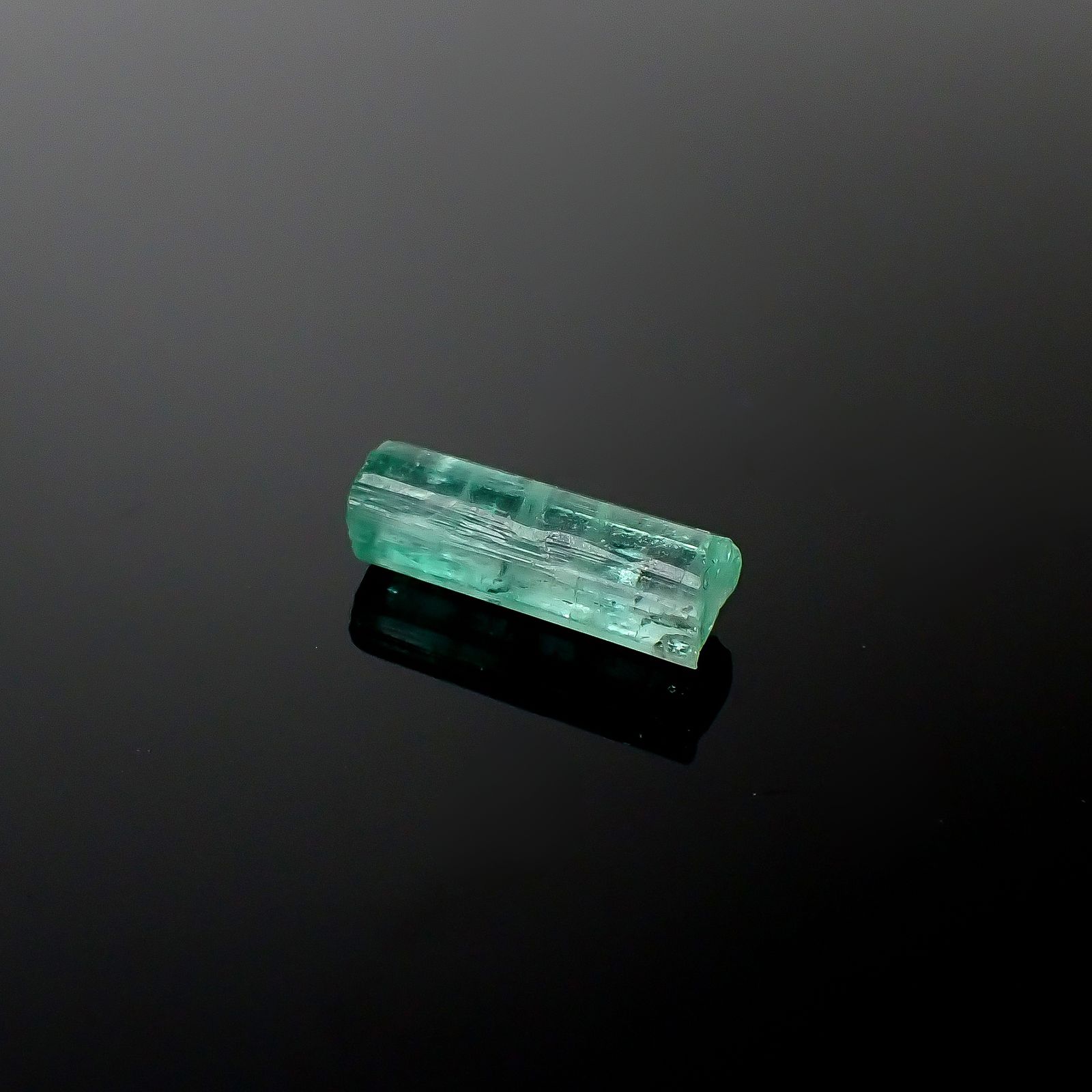 エメラルド柱状結晶 原石 コロンビア産 3.54ct[240427252]15x5mm前後