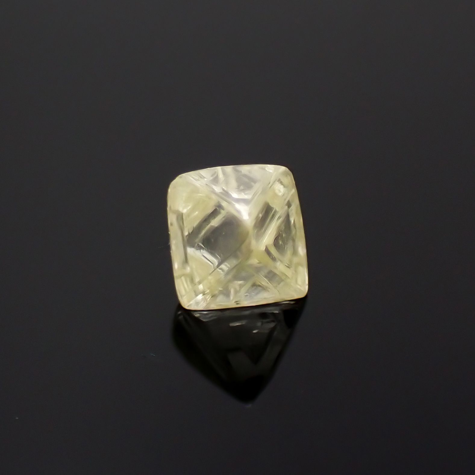 ソーヤブルダイヤモンド 原石(成長丘あり/Growth Hillock) ※通し穴あり(宝石名ダイアモンド) 0.34ct 識別済[230923451]4.3x4.2mm前後