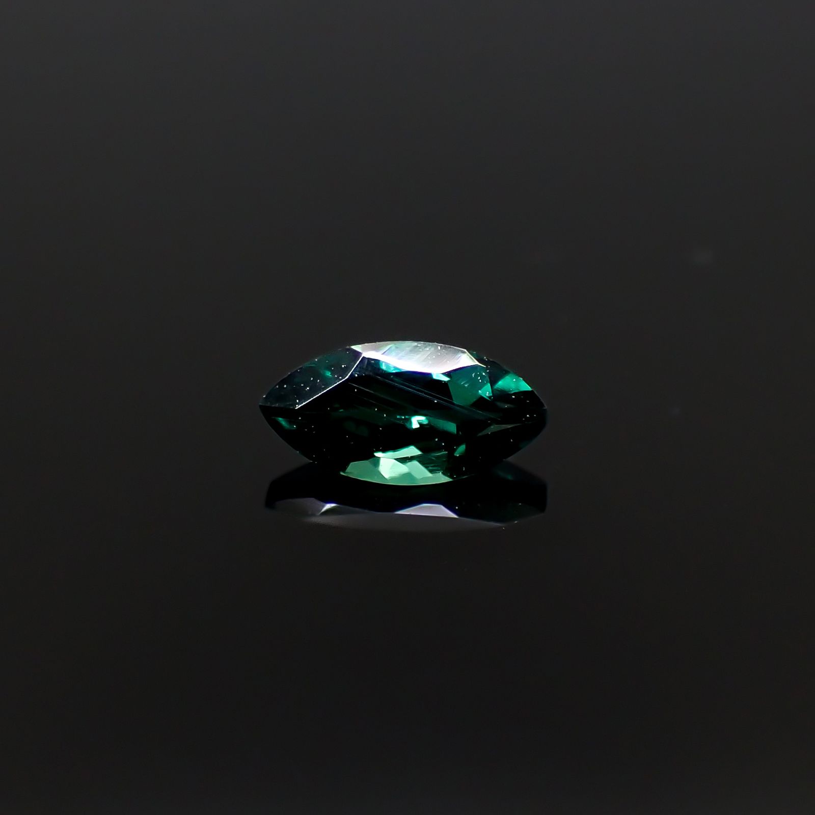 ベキリーブルーガーネット（カラーチェンジガーネット アレキタイプ） マダガスカル・ベキリー産 0.16ct [241229619]4.9x2.4mm前後
