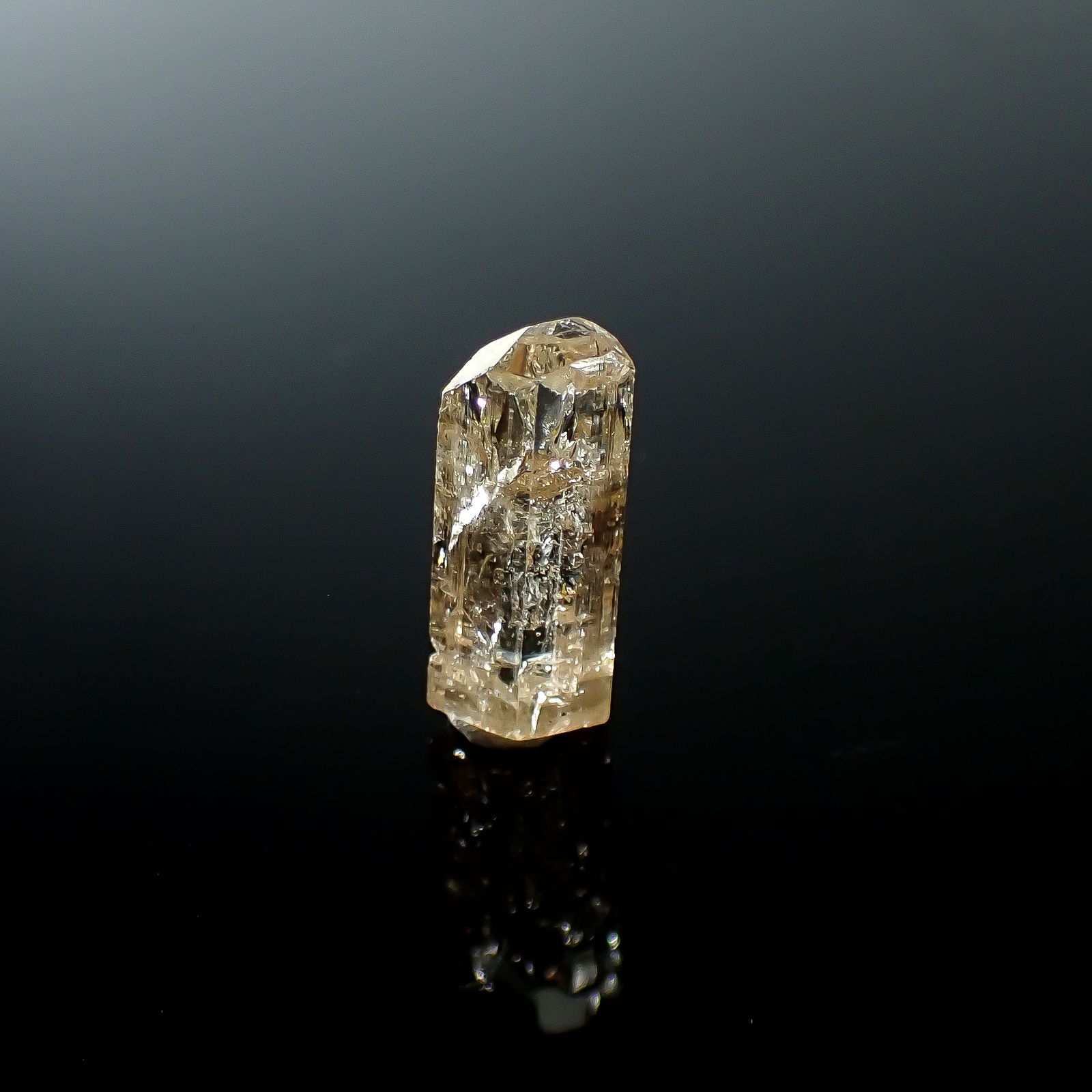 インペリアルトパーズ 原石 ザンビア産 5.31ct / 16.3x7mm前後 [250730940]