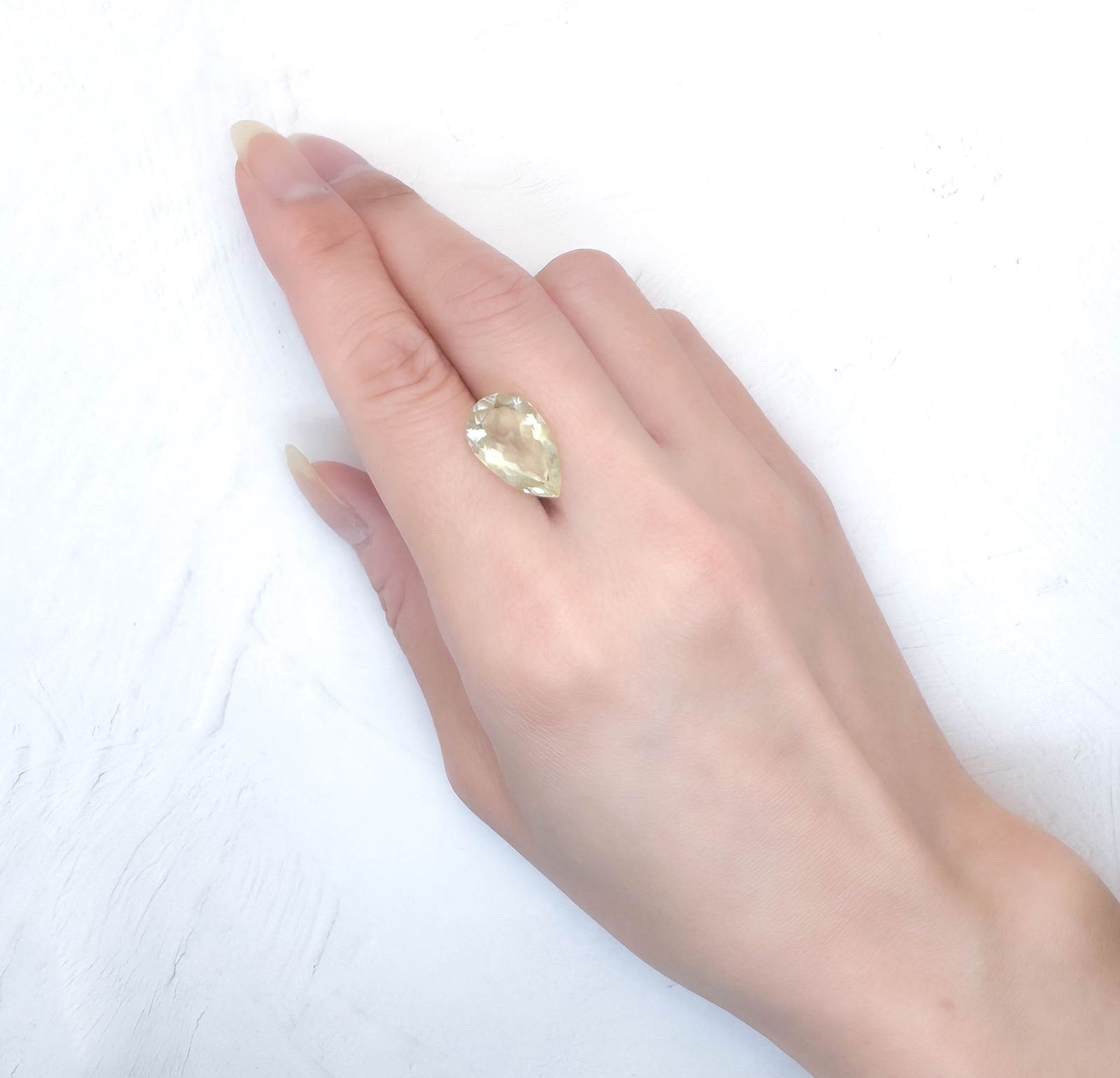 リビアングラス 発見地：エジプト・リビア砂漠 4.76ct / 17.1x10.2mm前後 [251131305]