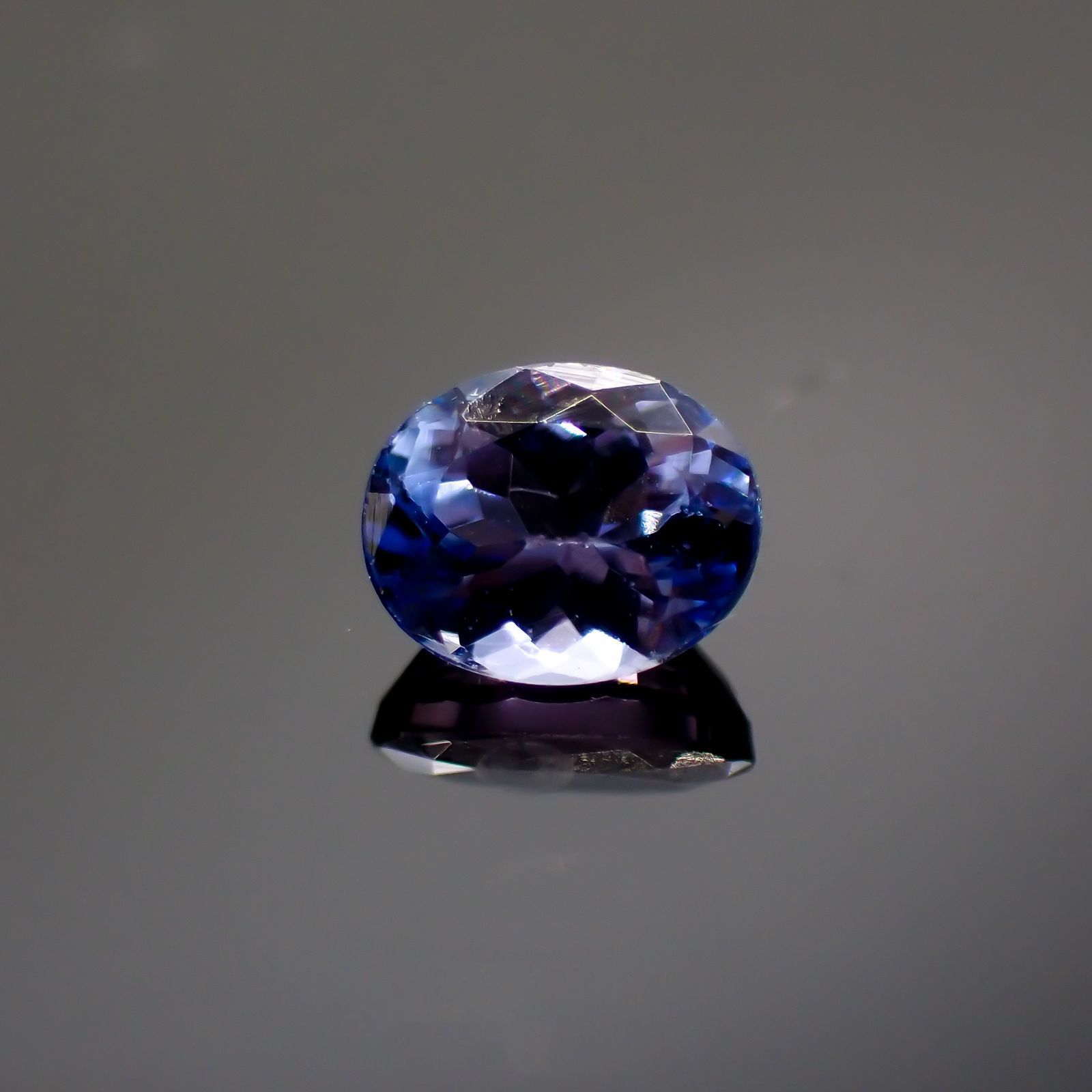 タンザナイト(宝石名タンザナイト)タンザニア産 0.44ct 識別済[220113853]5.1x4.1mm前後