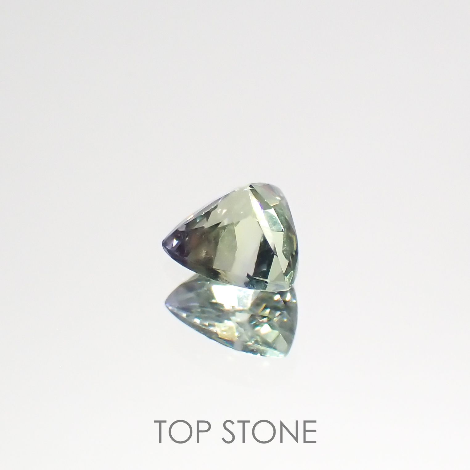 バイカラータンザナイト(宝石名ゾイサイト)タンザニア産 0.44ct 識別済[220515896]5x5.1mm前後
