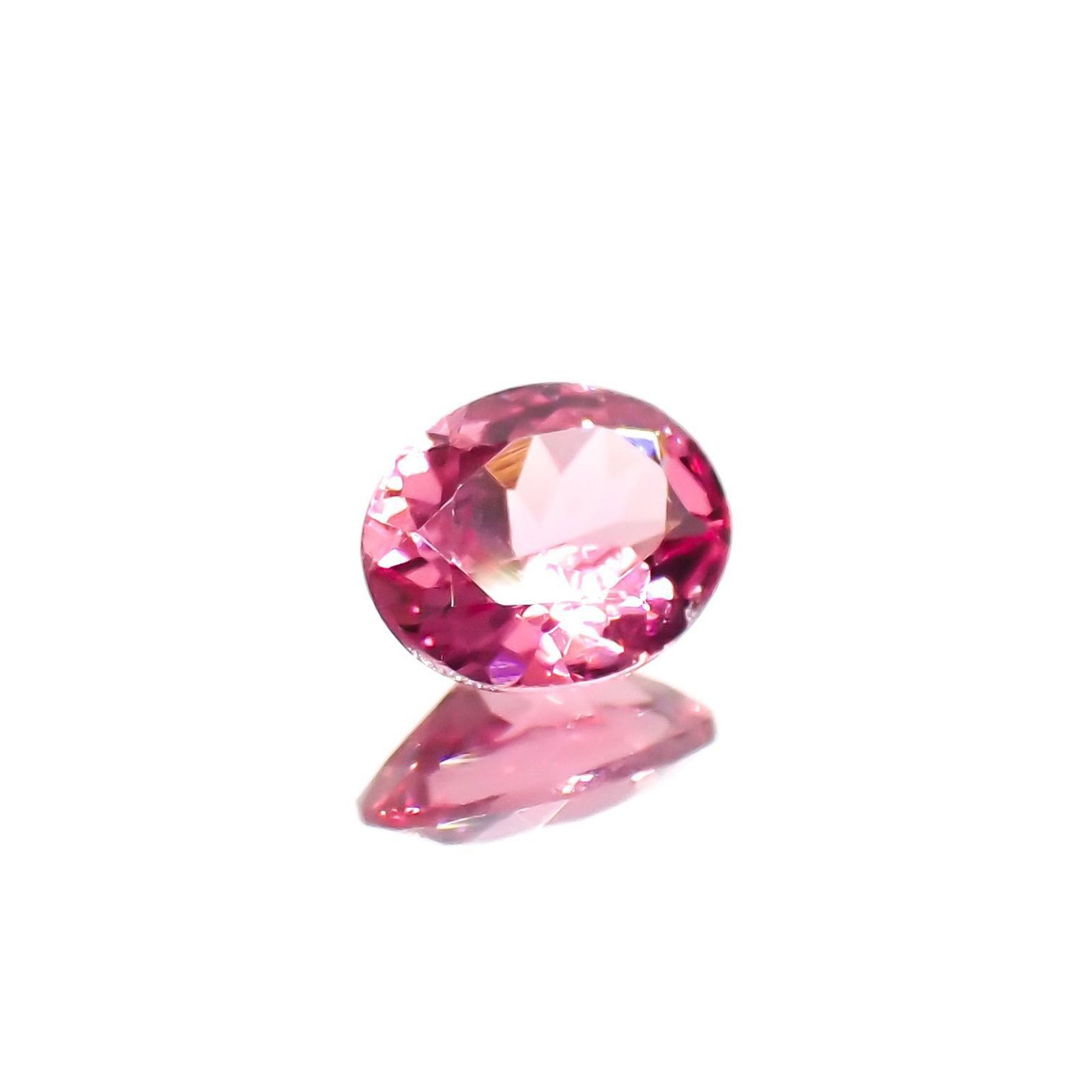 ホットピンクスピネル(宝石名ピンク・スピネル)タンザニア産 識別済 0.35ct / 5.1x4.1mm前後 [251120035]