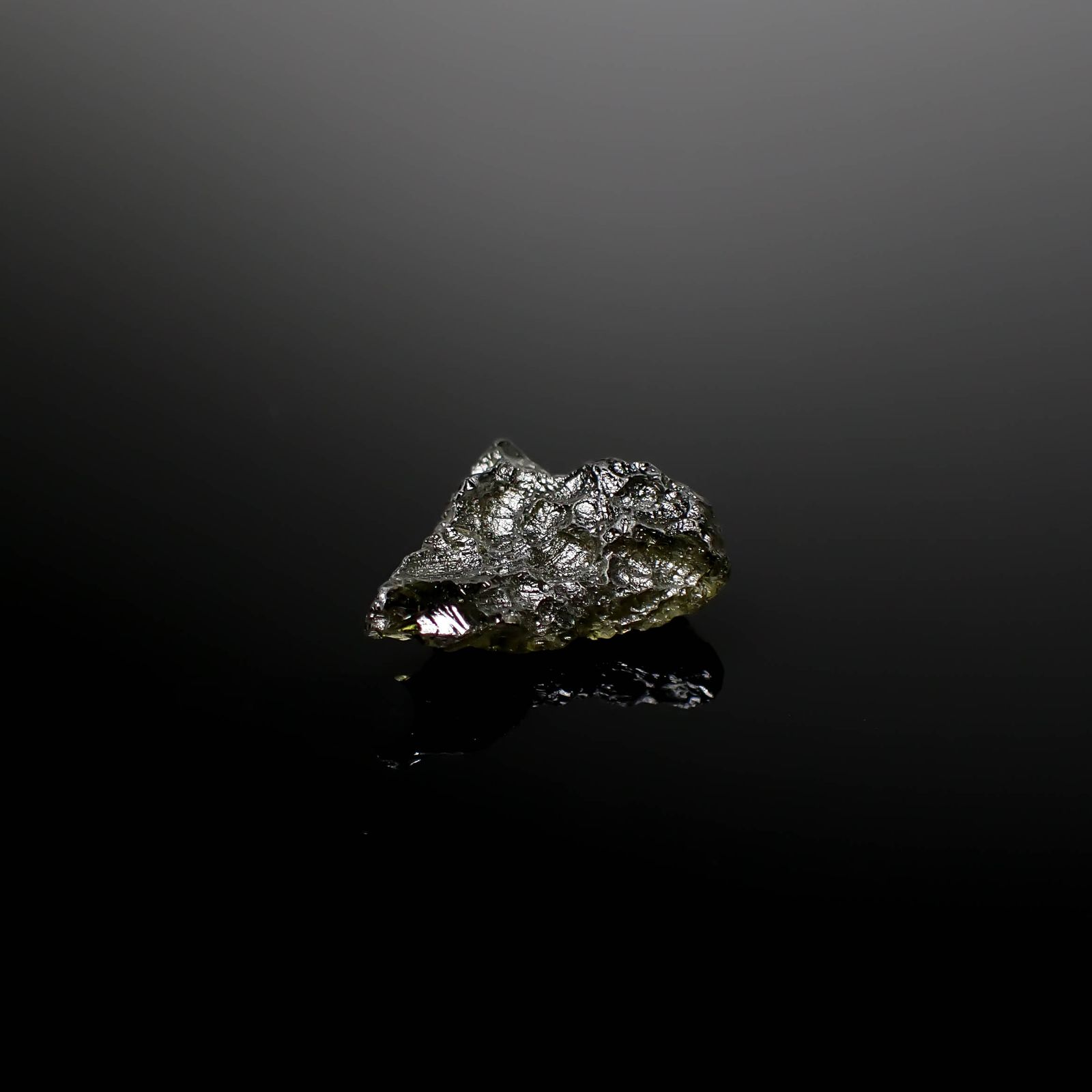 モルダバイト 原石 発見地：旧チェコスロバキア 5.66ct [241029292]18.2x13.7mm前後