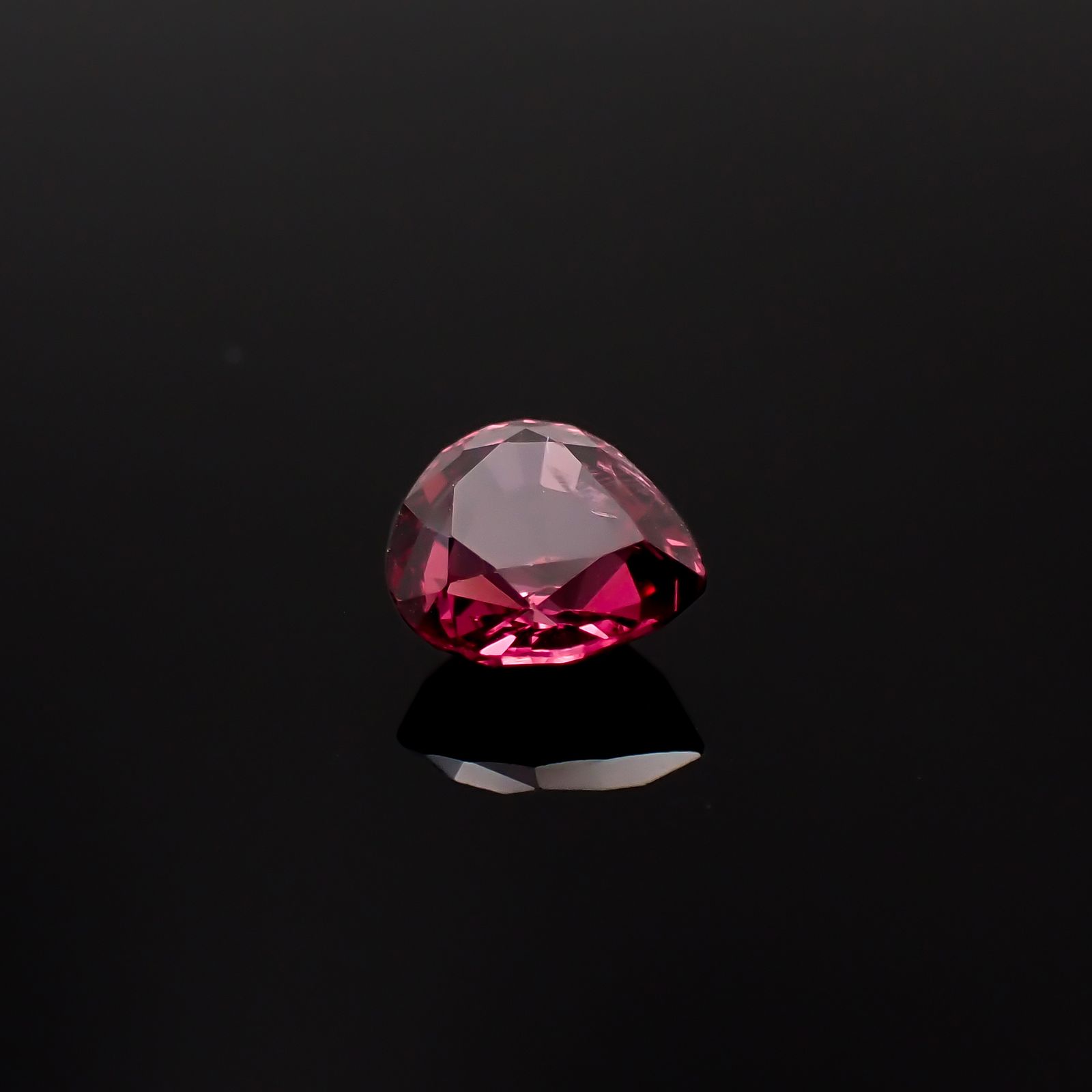 カラーシフト マラヤガーネット(宝石名パイロープ スペサルティン アルマンディン・ガーネット) タンザニア産 2.028ct ソ付(彩珠)[210711874]7.9×7.3mm前後