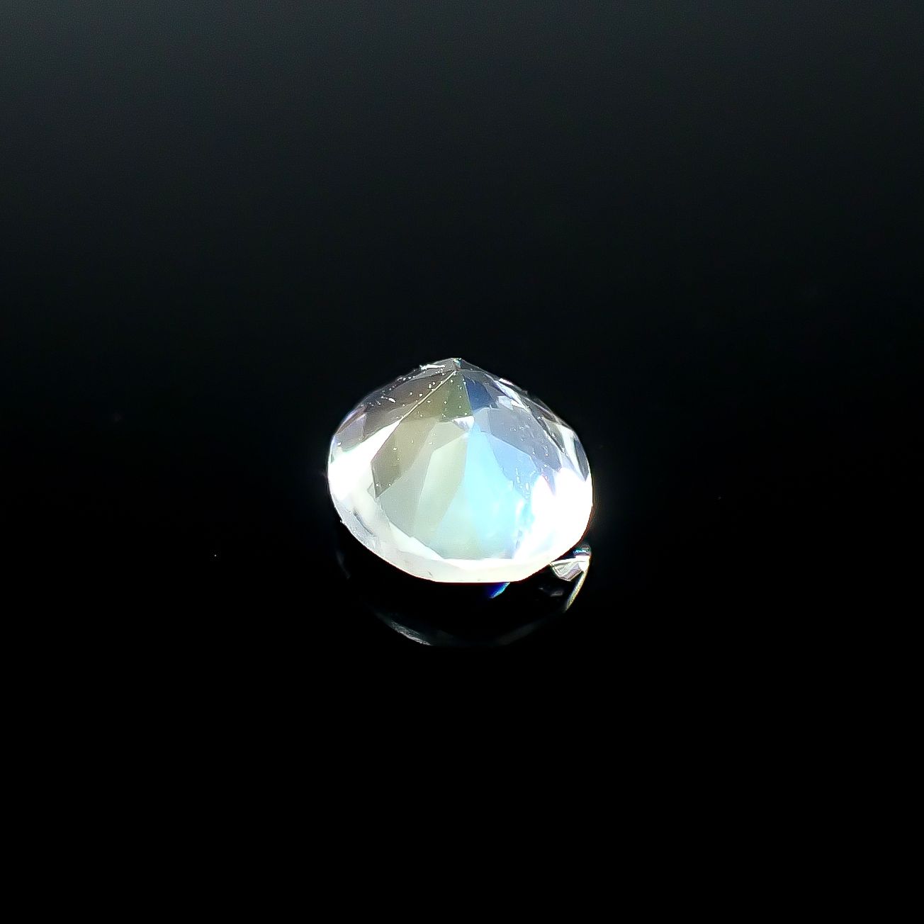レインボームーンストーン タンザニア産 0.42ct [250730923]5.6x4.7mm前後