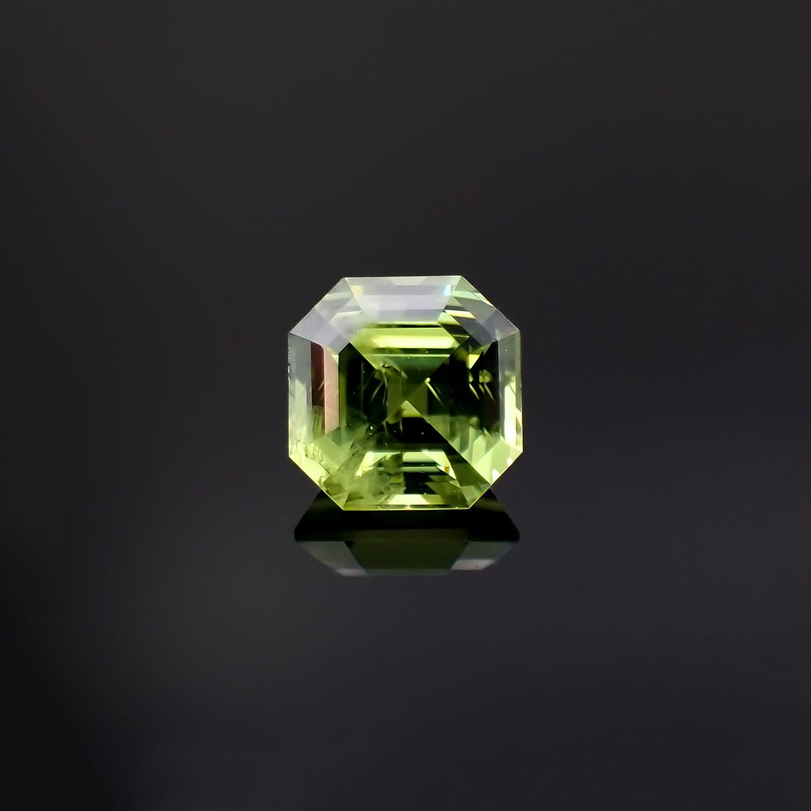 デマントイドガーネット ロシア産 0.50ct [221018869]4.3x4.3mm前後
