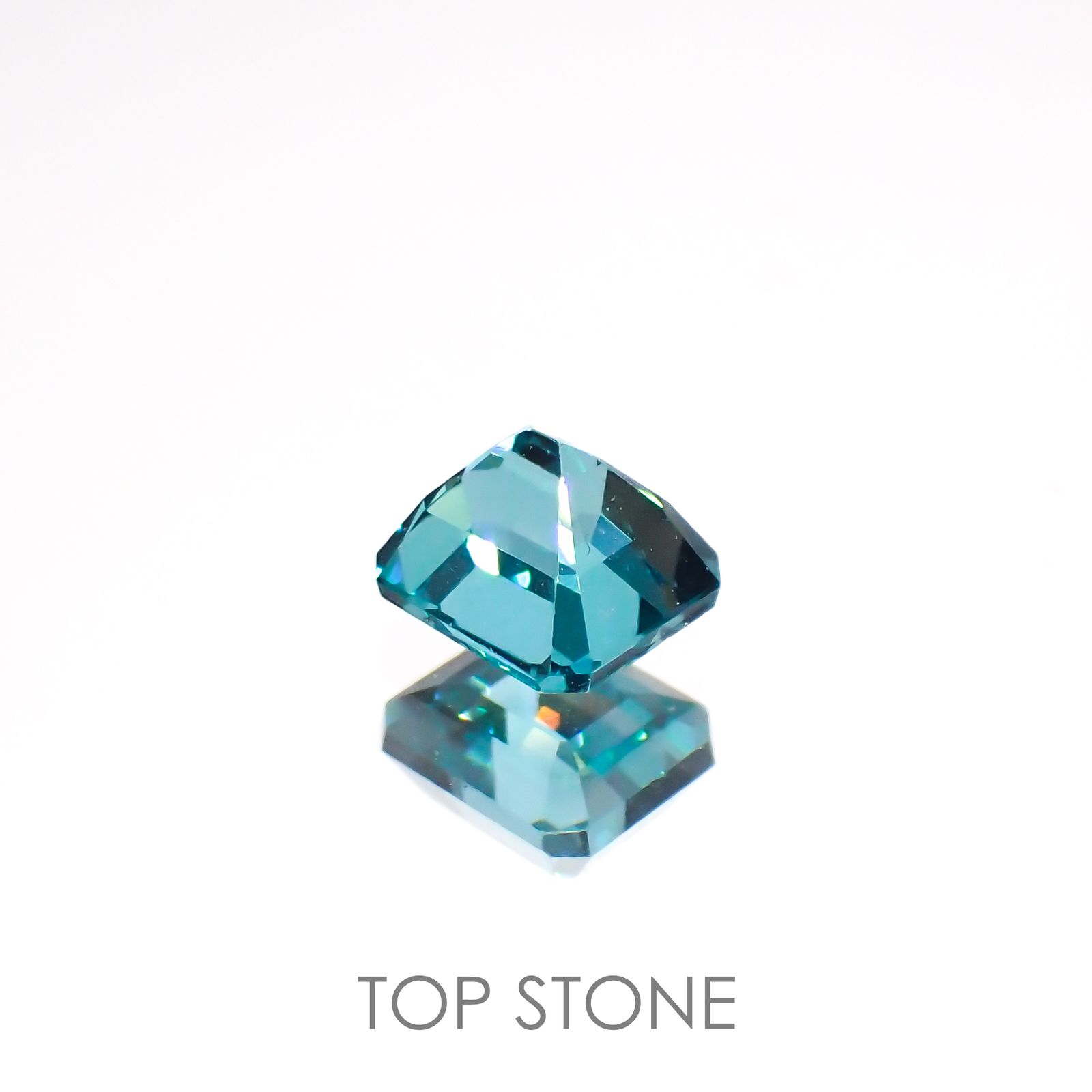 ブルーグリーンアパタイト(宝石名アパタイト)マダガスカル産 0.69ct 識別済[220515936]4.9x4.4mm前後