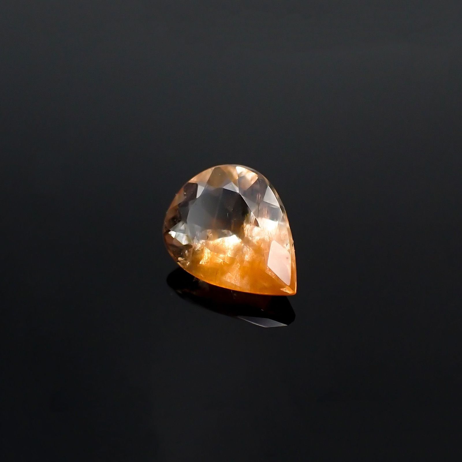 サンストーンスキャポライト(宝石名シーン・スキャポライト)タンザニア産 識別済 1.13ct / 9.1x6.6mm前後 [221219271]