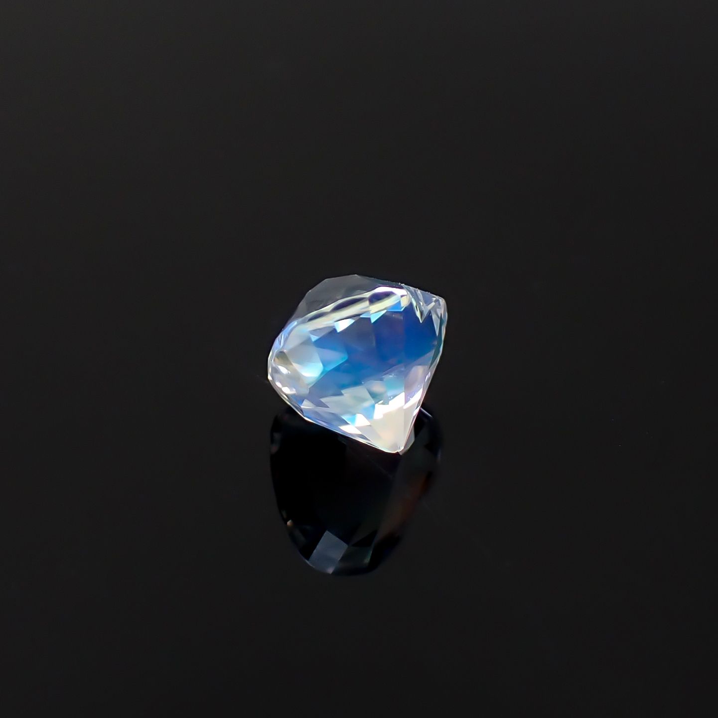 レインボームーンストーン マダガスカル産 1.20ct / 6.3x7.1mm前後 [260632372]